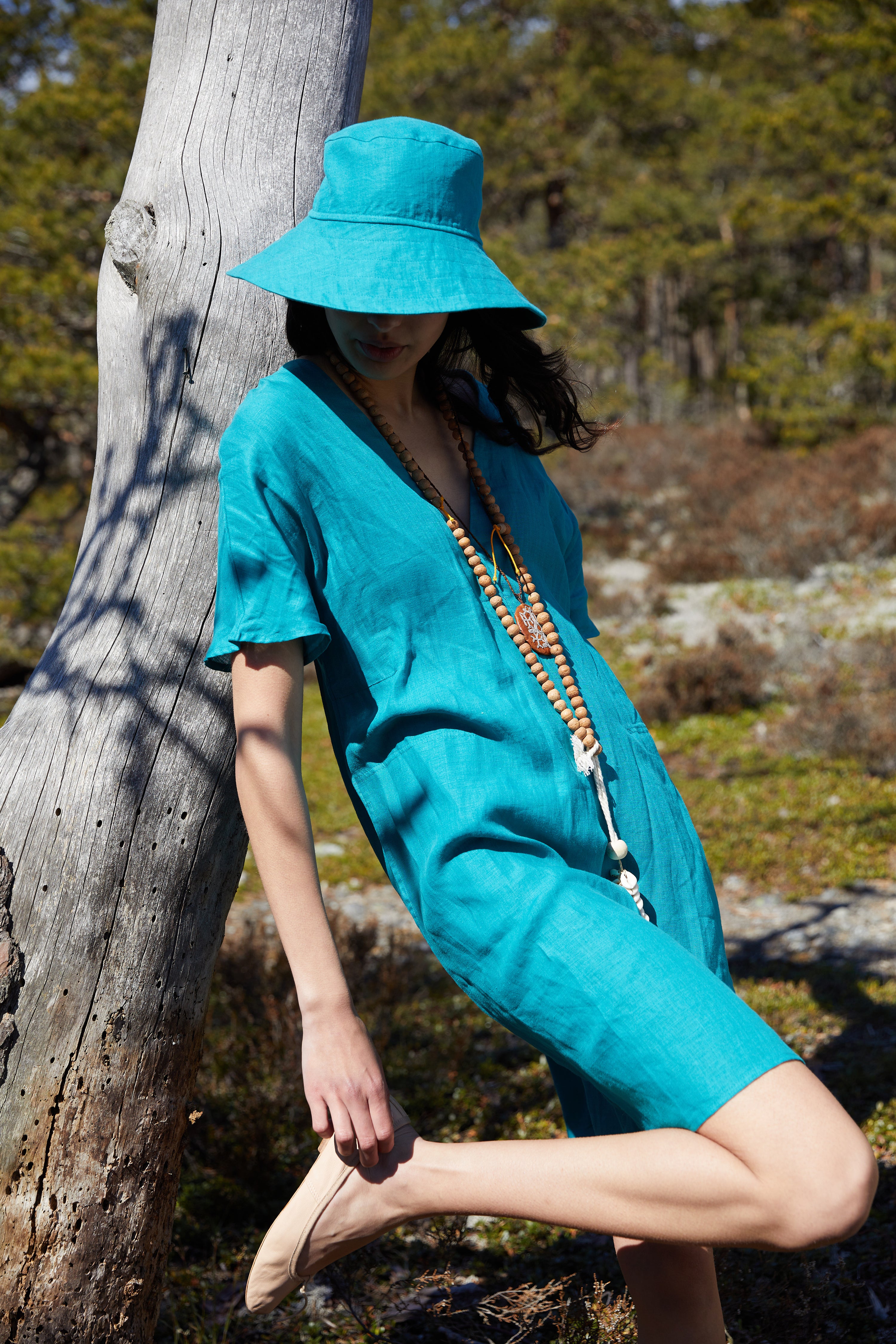 Linneklänning - V-ringad i härligt linne – Ocean Turquoise