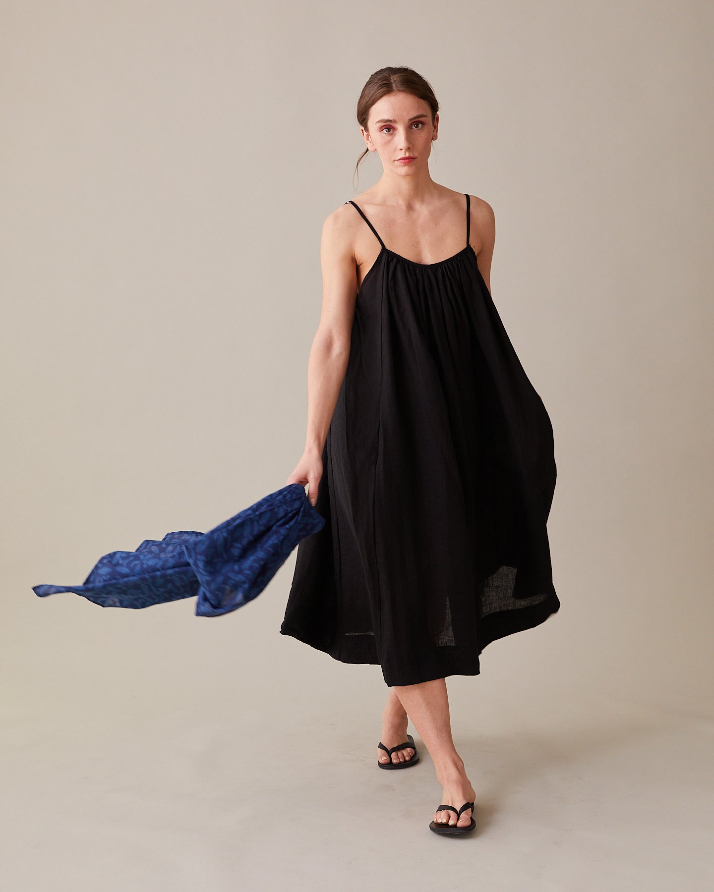 Solklänning med vidd i härligt linne- svart