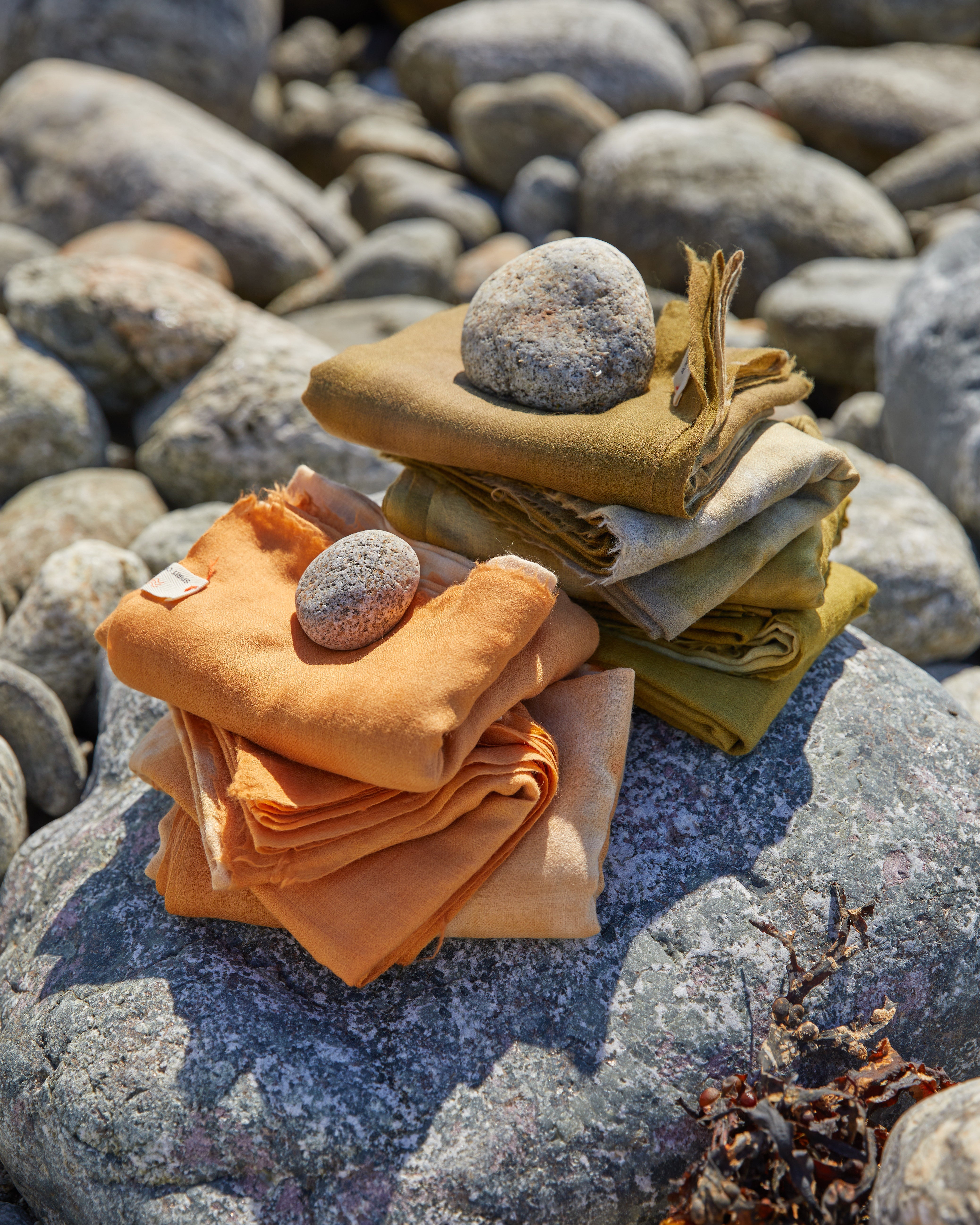 Yoga sjal i Ayurvediskt infärgad pashminaull – Gold Sand
