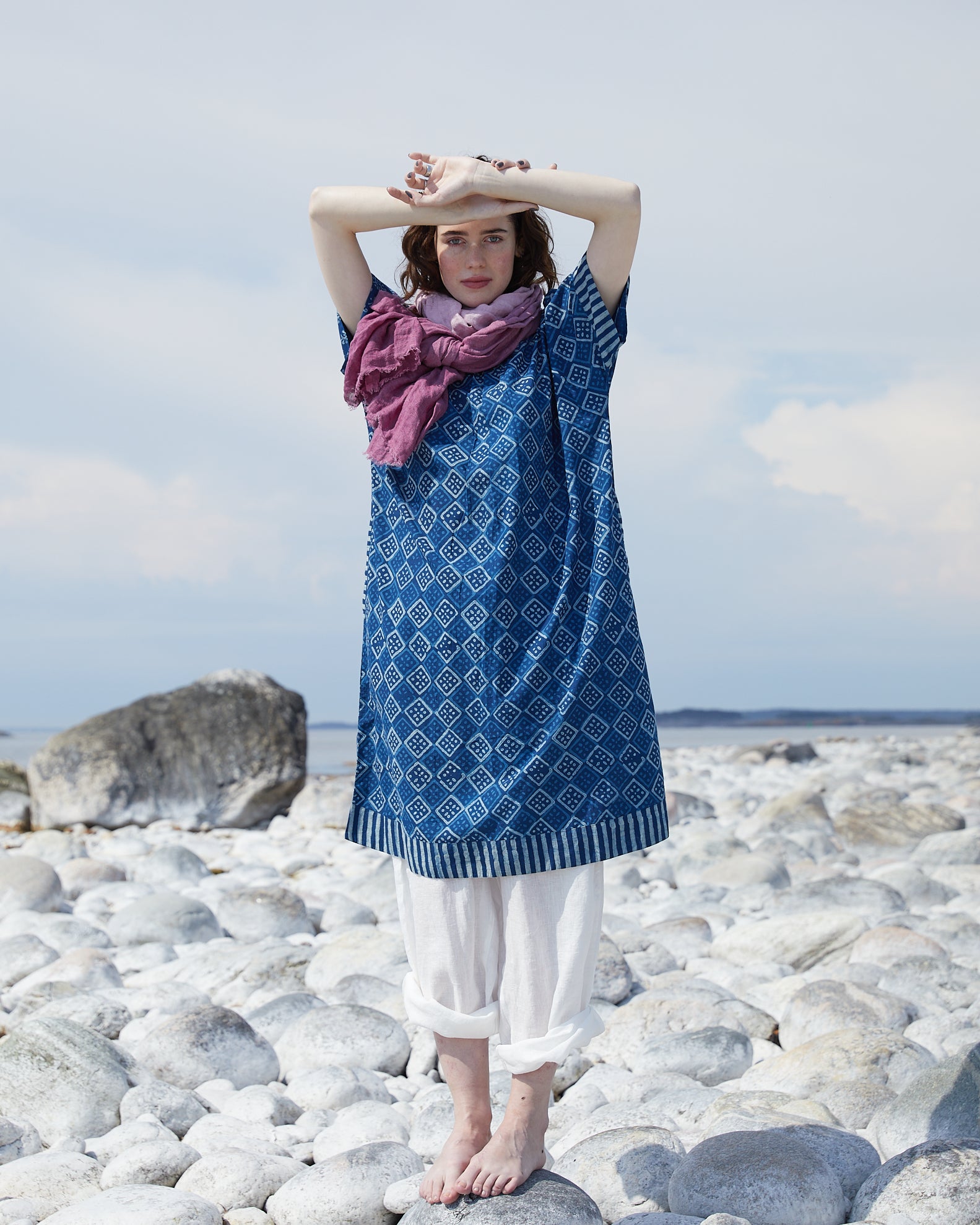 Klänning Dotty. Block- & lertryckt, överfärgad med indigo i tunn bomullsvoile