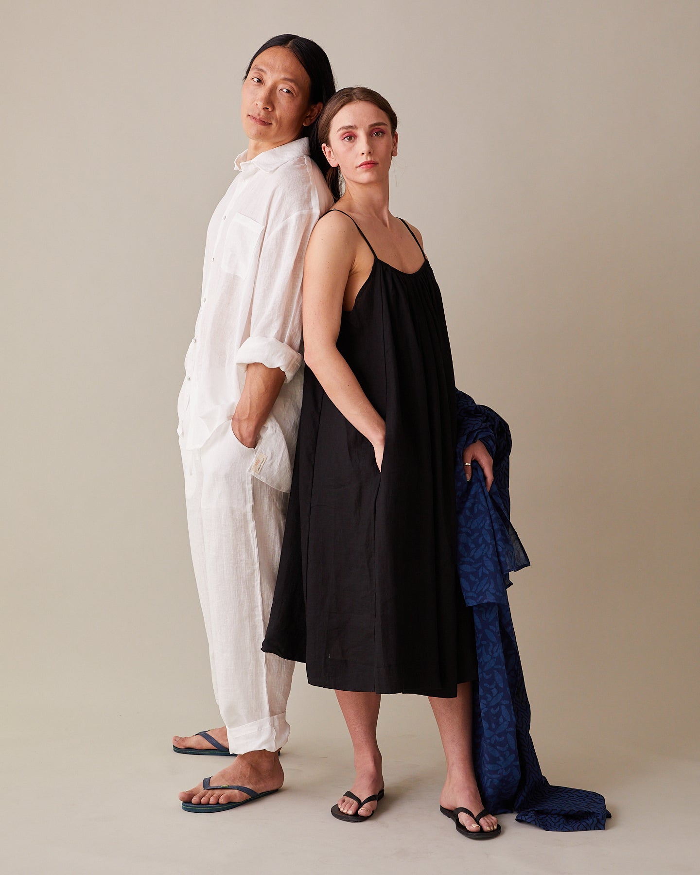 Solklänning med vidd i härligt linne- svart