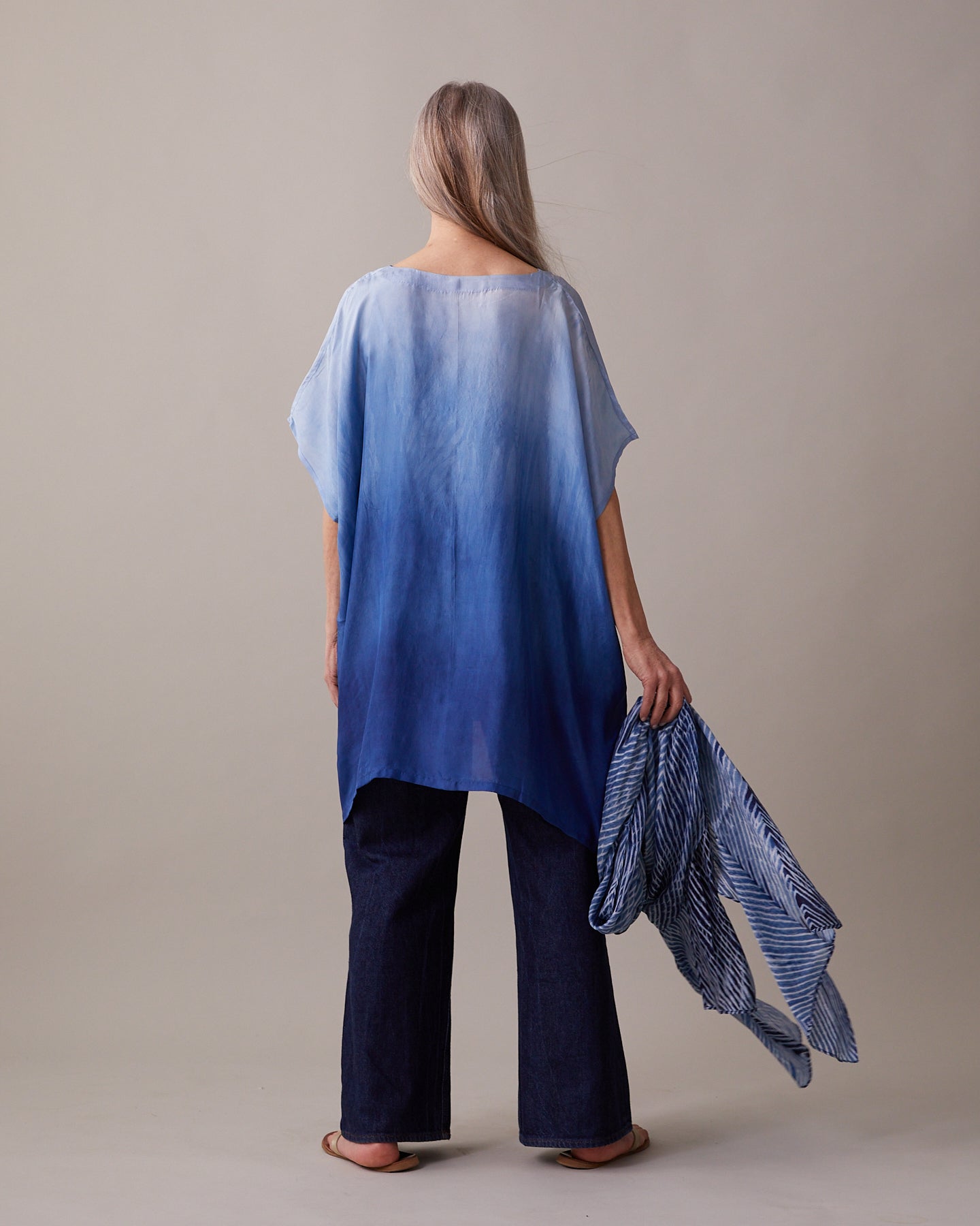 Sidentunika färgad med indigo i tonat uttryck