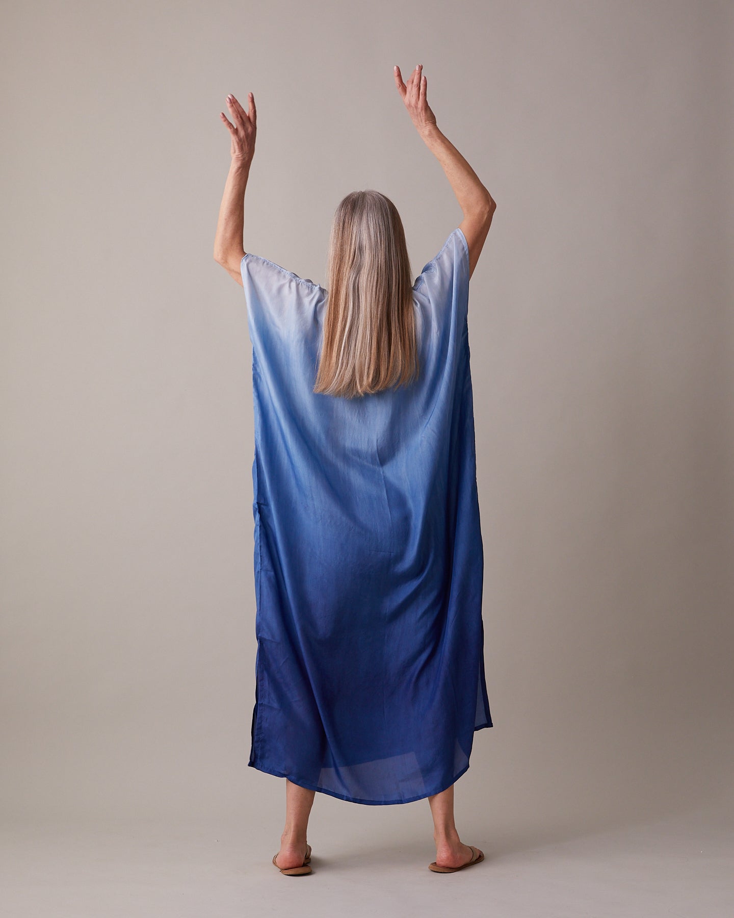 Siden klänning deluxe färgad med indigo i tonat uttryck