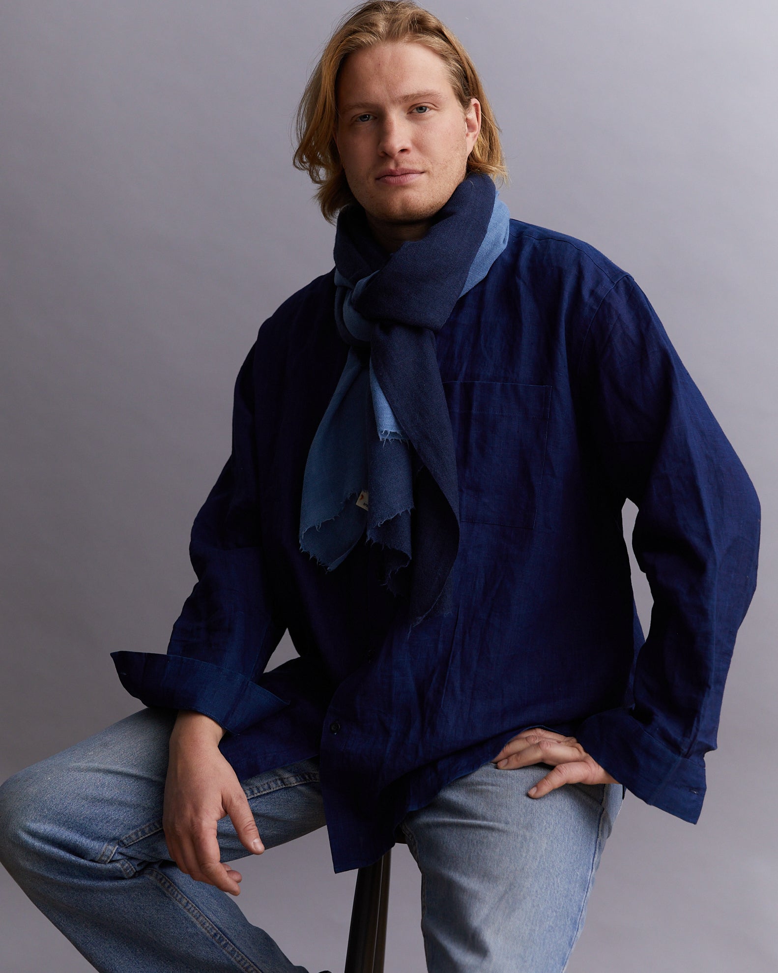 Stor sjal i mjuk merinoull, tonad från ljust till mörkare i indigo