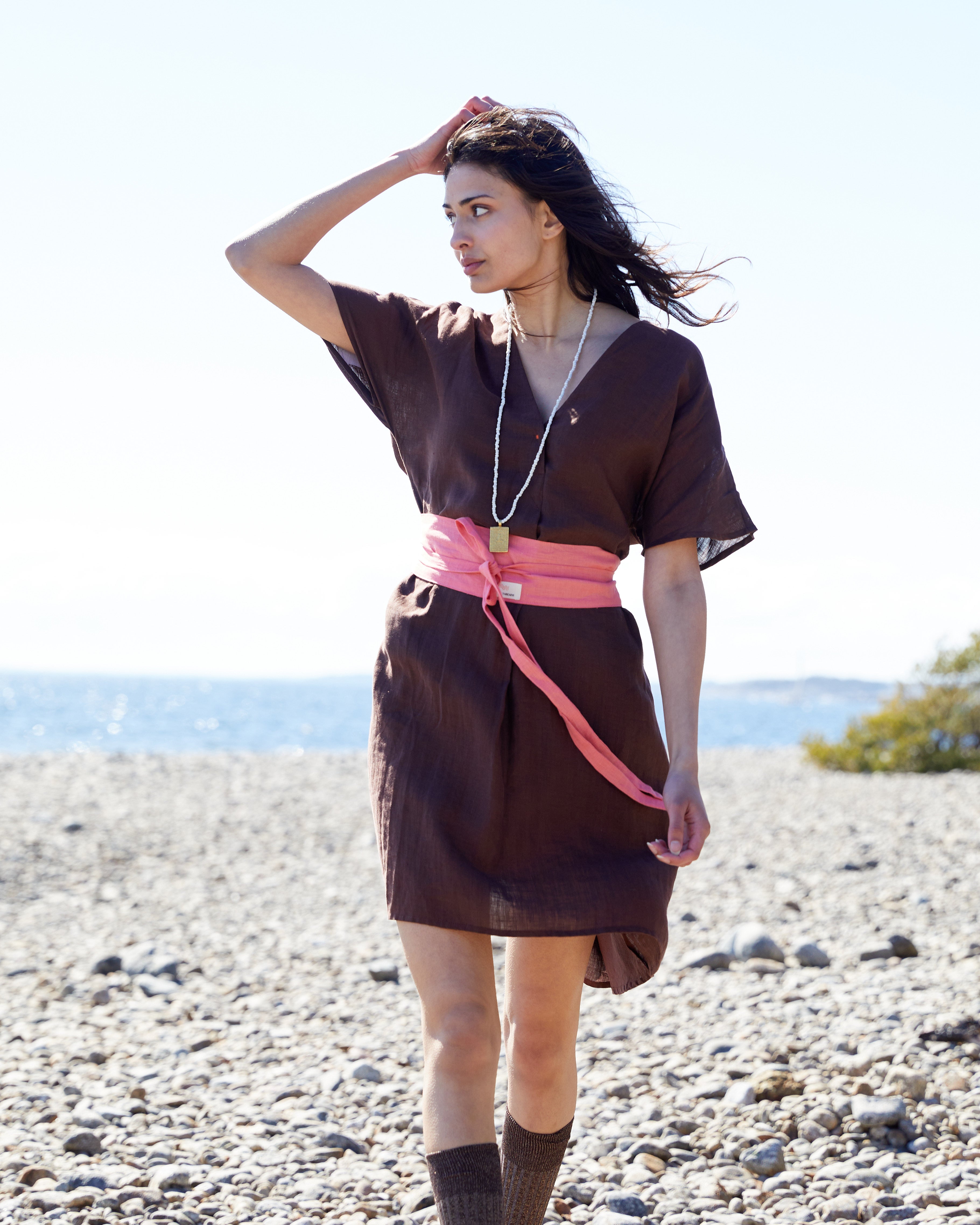 Linneklänning - V-ringad i härligt linne – Coffee Brown