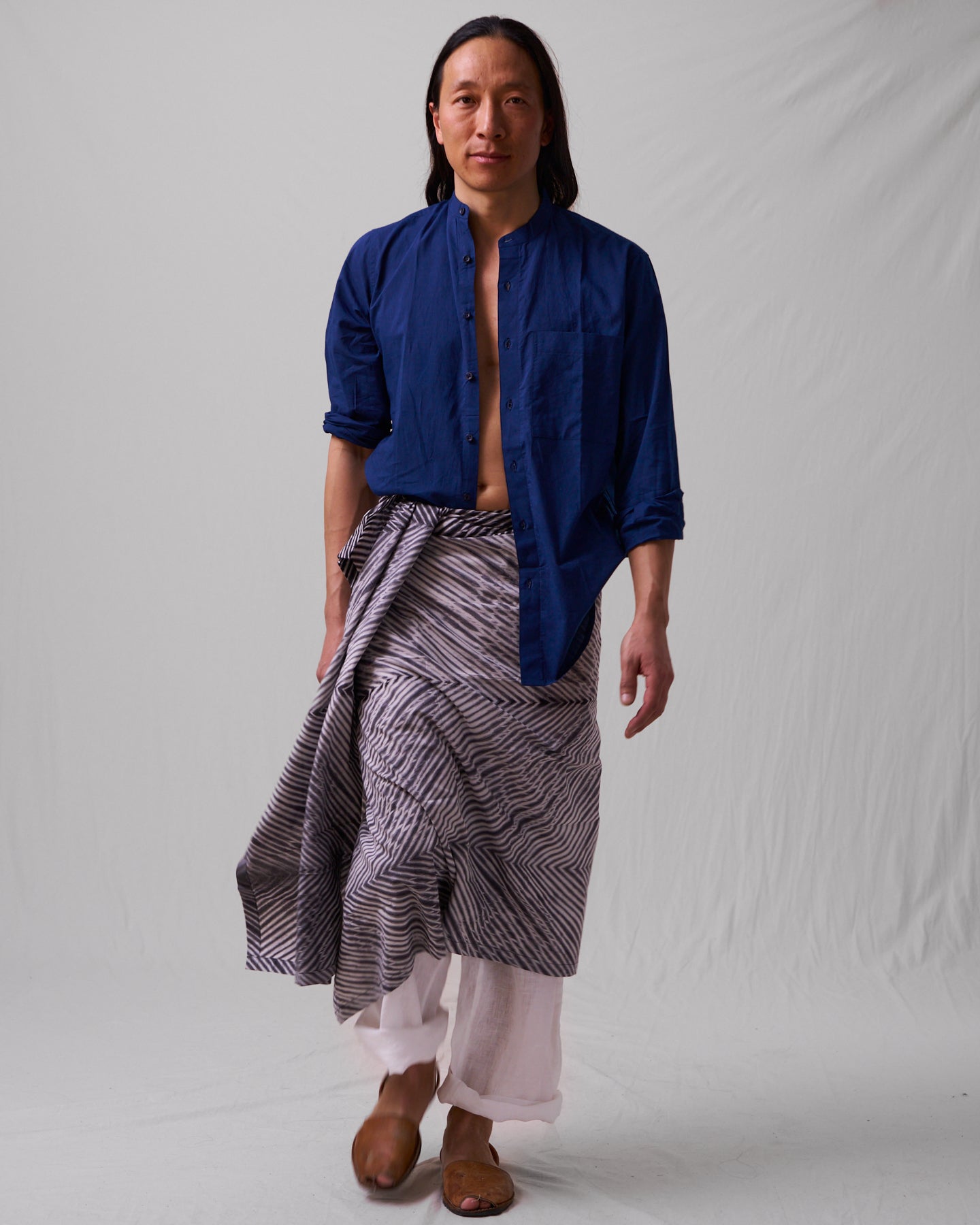 Sarong, naturligt färgad i indigo eller kashmi, bomull, knuten i Shibori