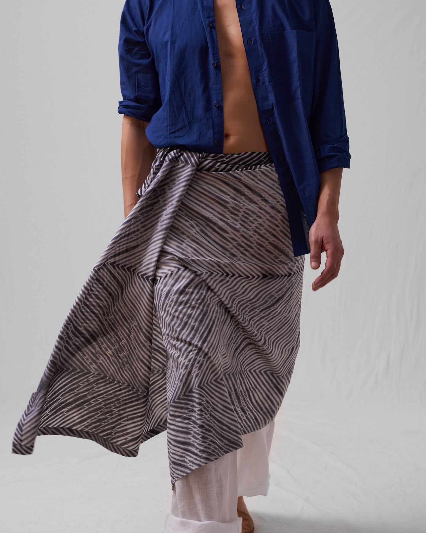 Sarong, naturligt färgad i indigo eller kashmi, bomull, knuten i Shibori