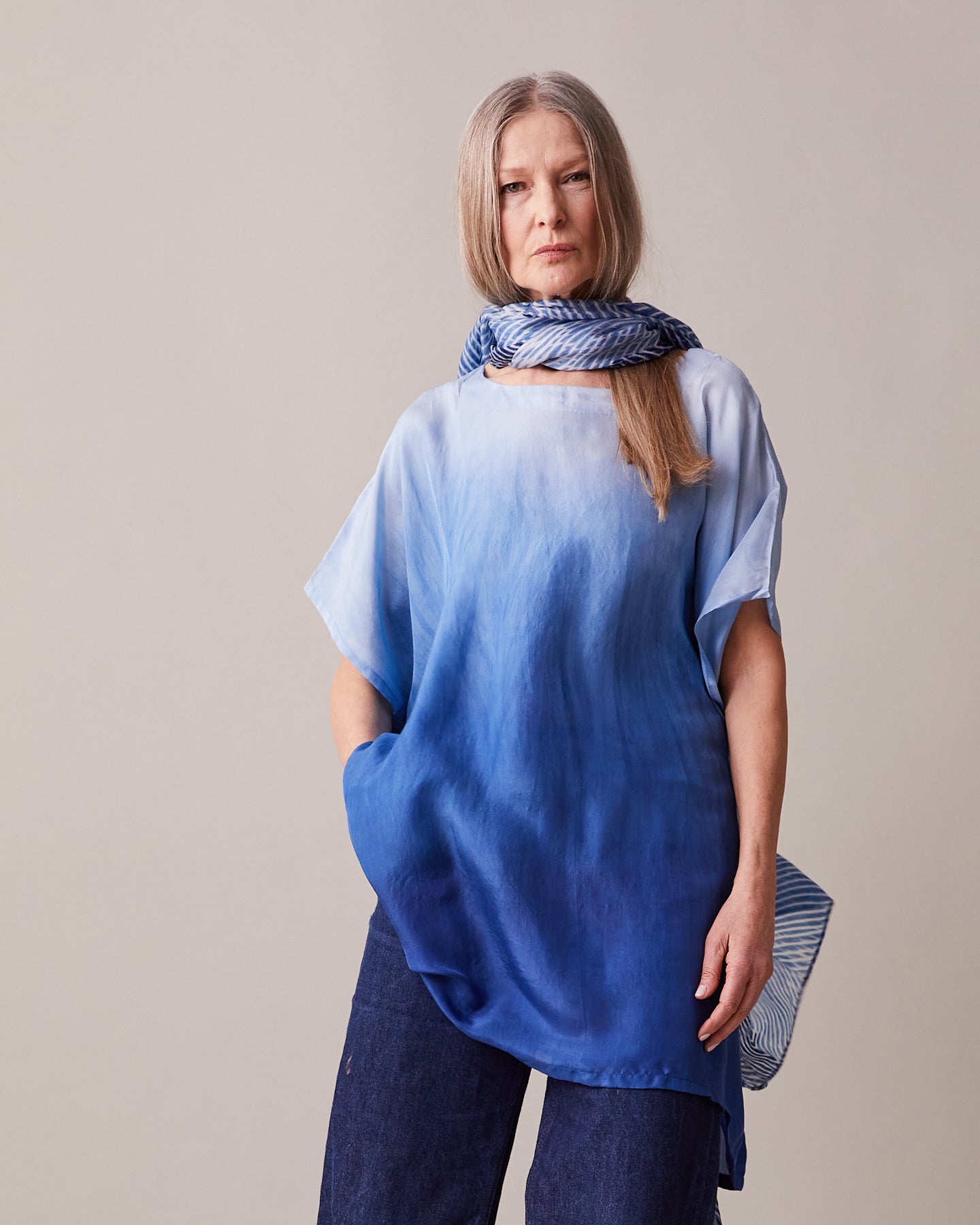 Sidentunika färgad med indigo i tonat uttryck