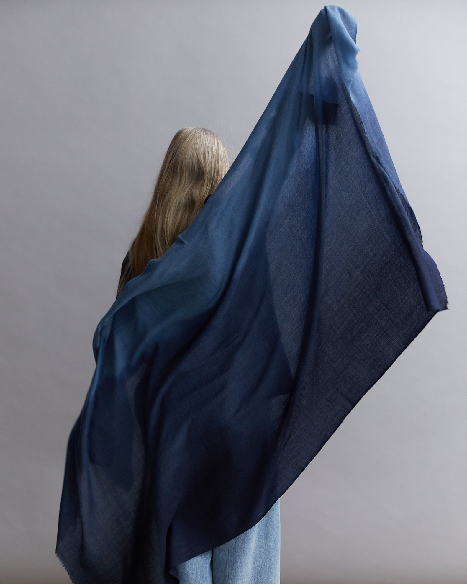 Stor sjal i mjuk merinoull, tonad från ljust till mörkare i indigo