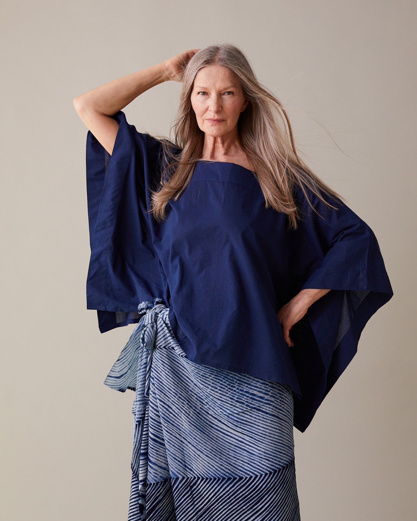 Blouse in natural indigo with wide sleeves