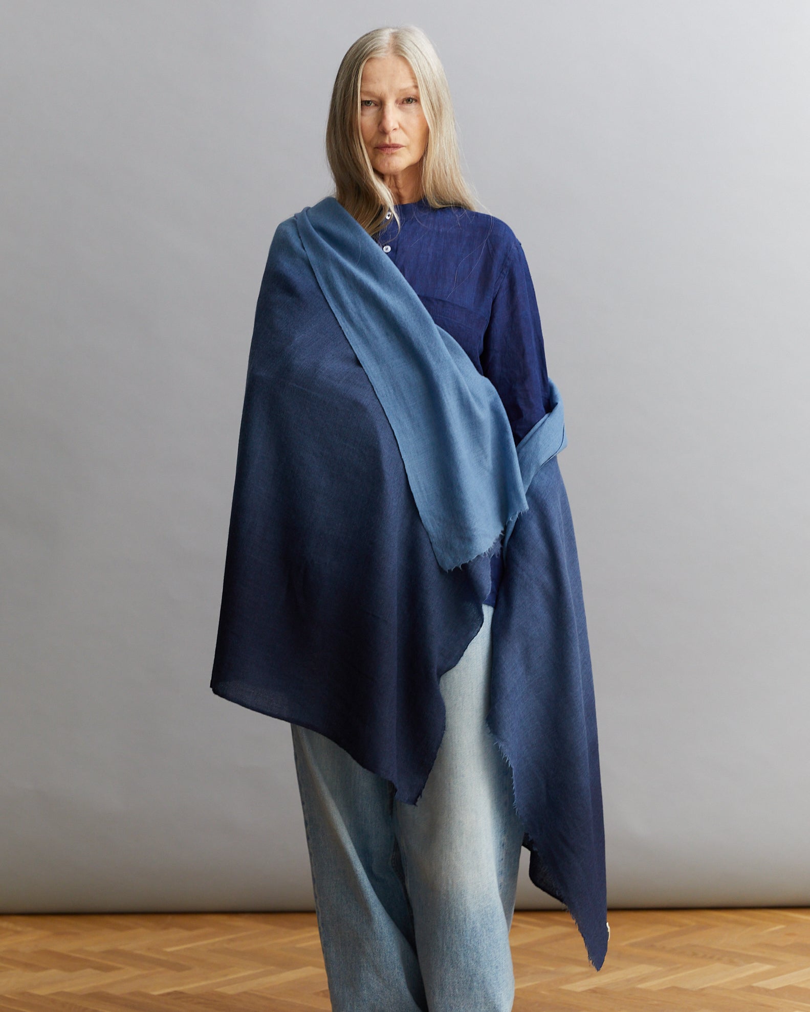Stor sjal i mjuk merinoull, tonad från ljust till mörkare i indigo