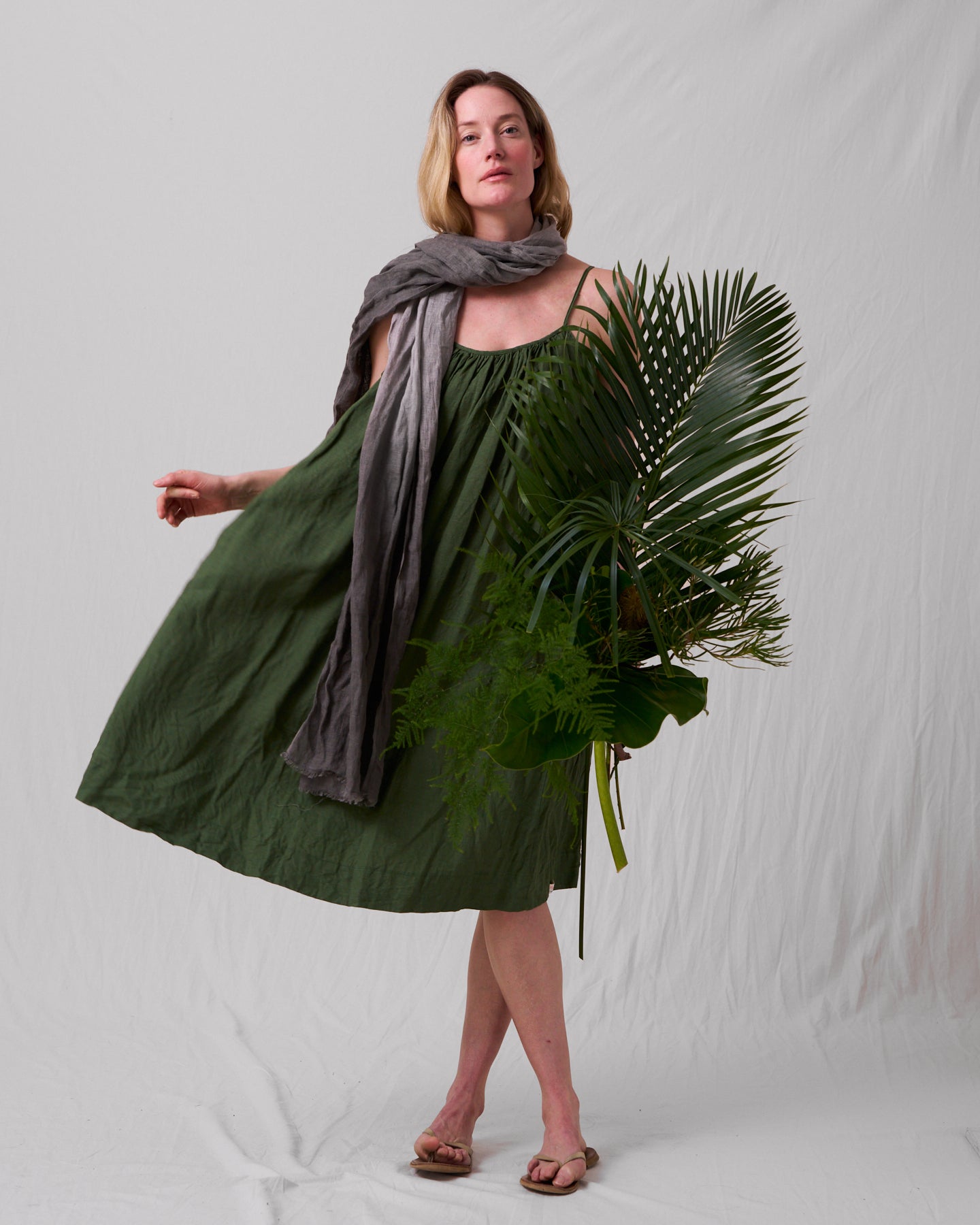 Solklänning med vidd i härligt linne – skogsgrön
