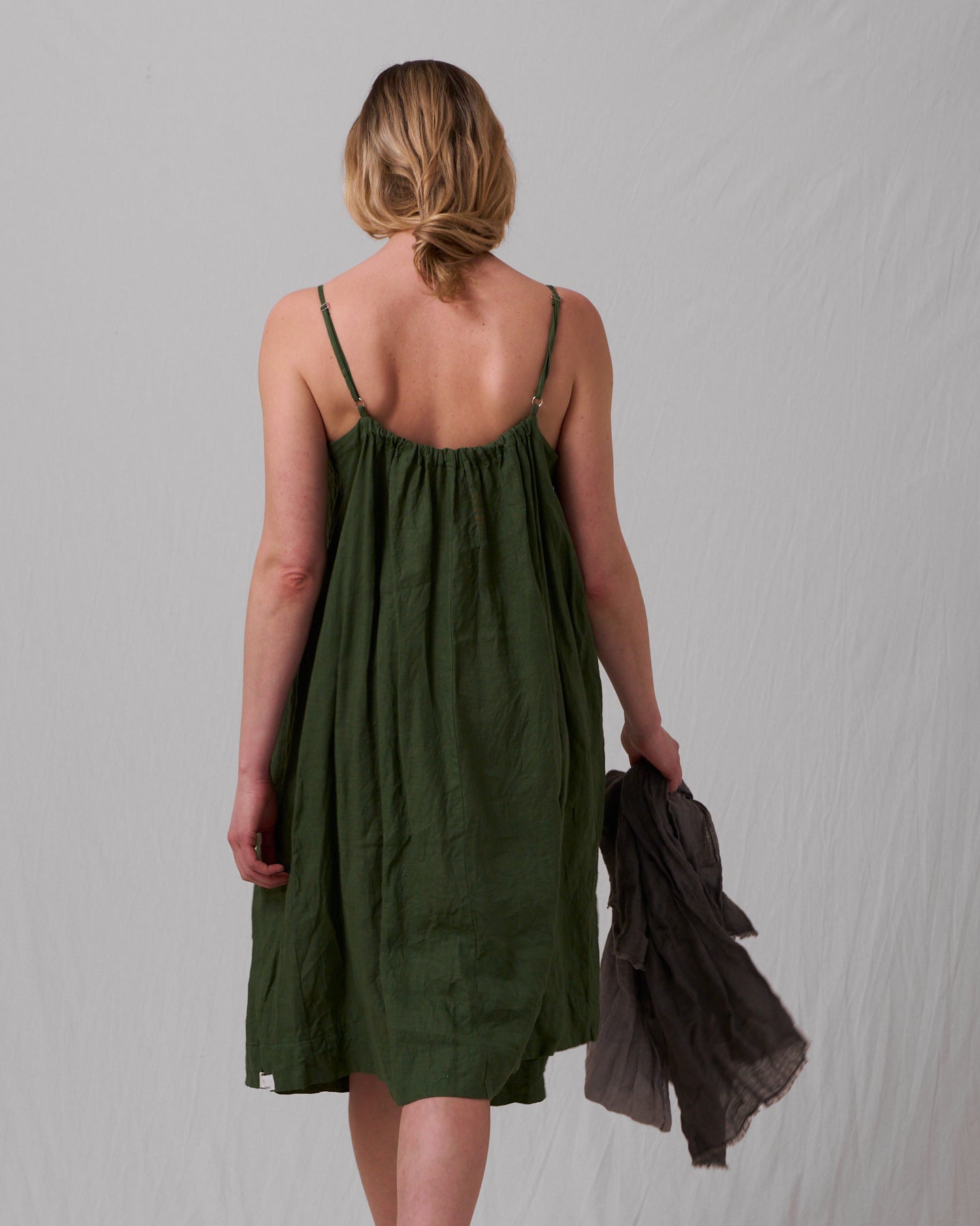 Solklänning med vidd i härligt linne – skogsgrön