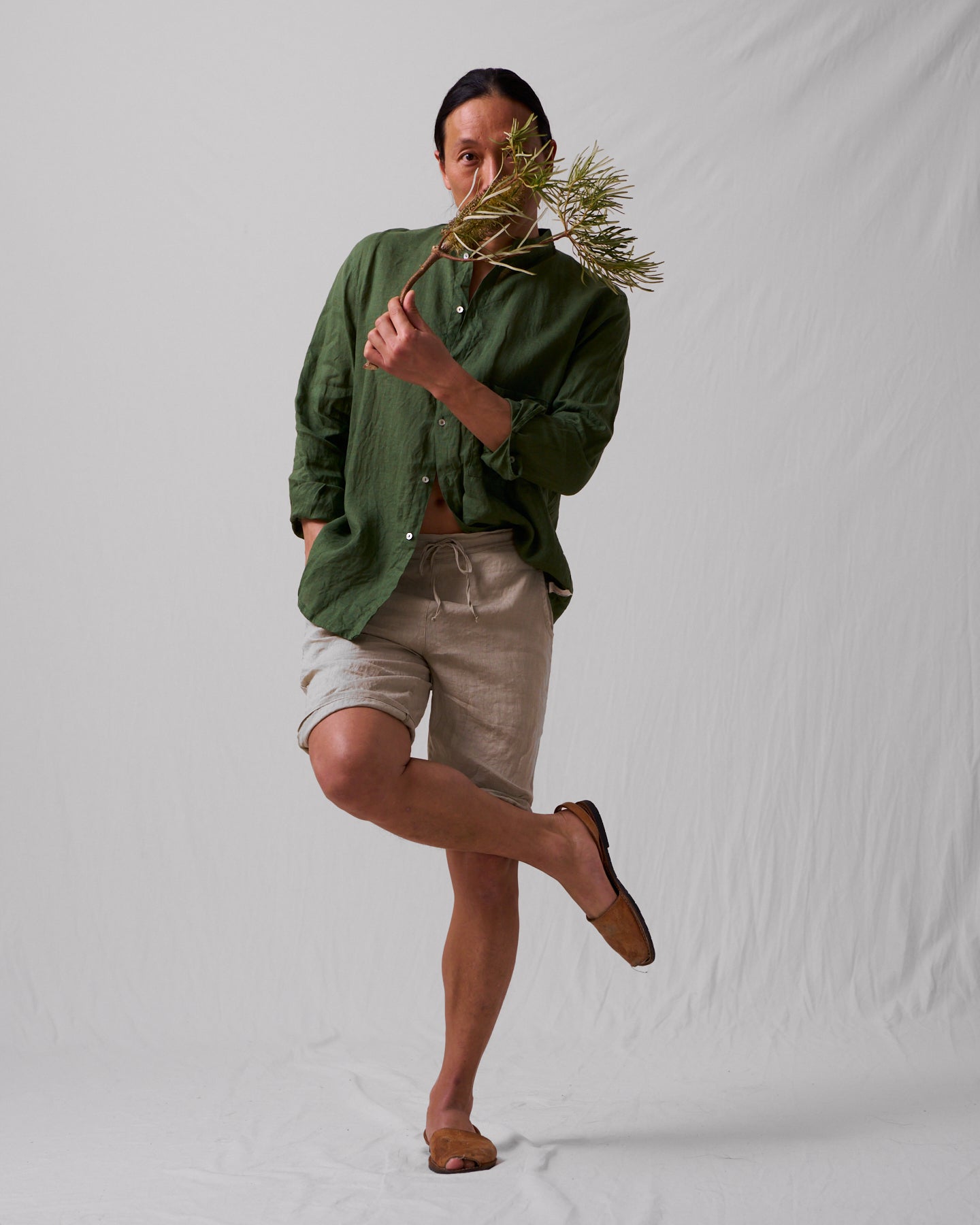 Rymlig murarskjorta i härligt linne (unisex) – skogsgrön