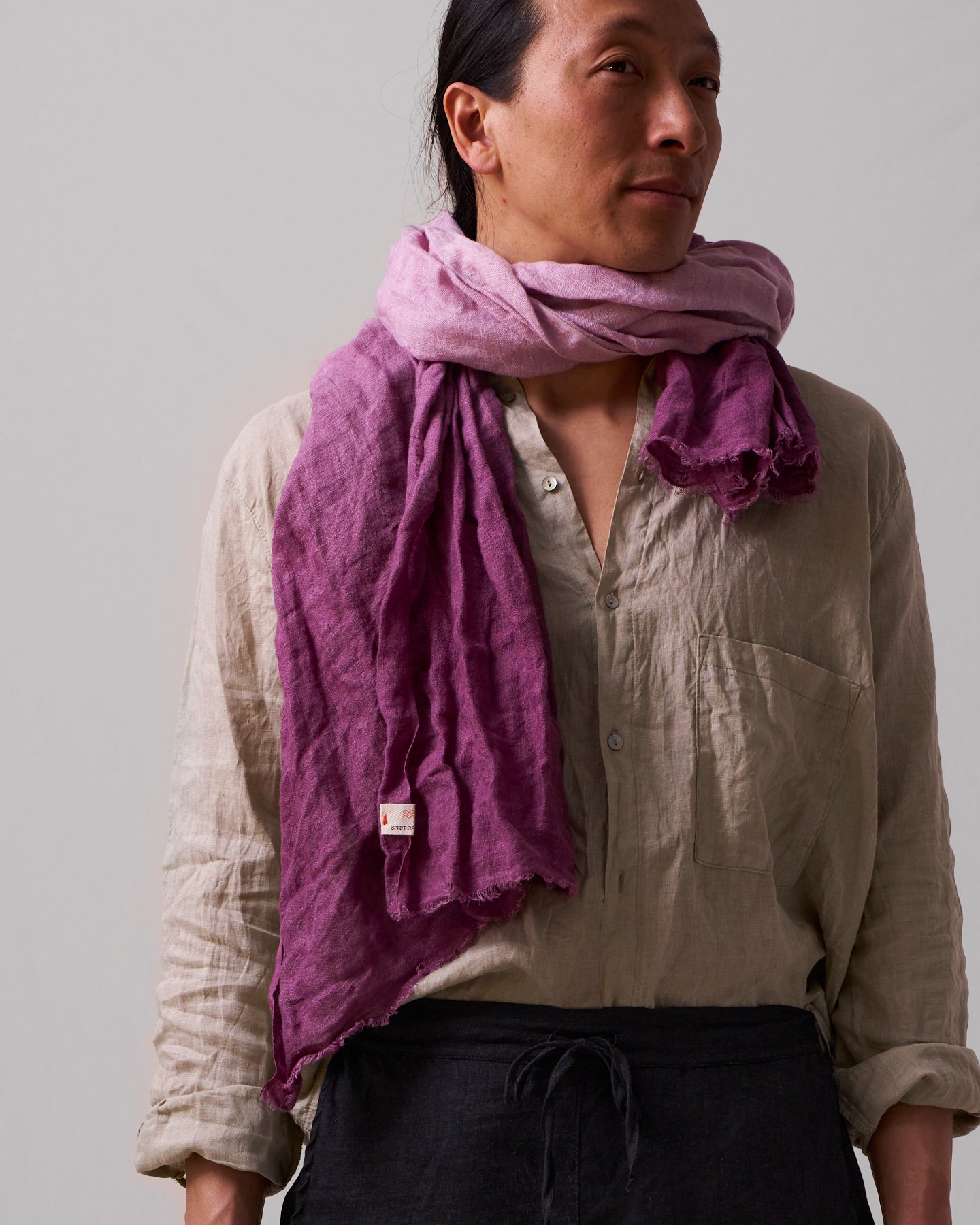 Sjal i handvävt linne med tonad infärgning – purpur