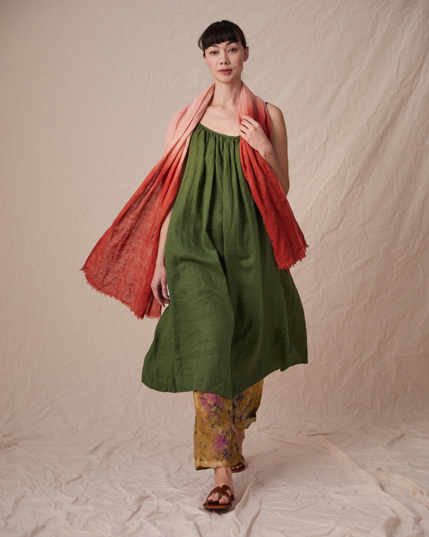 Solklänning med vidd i härligt linne – skogsgrön