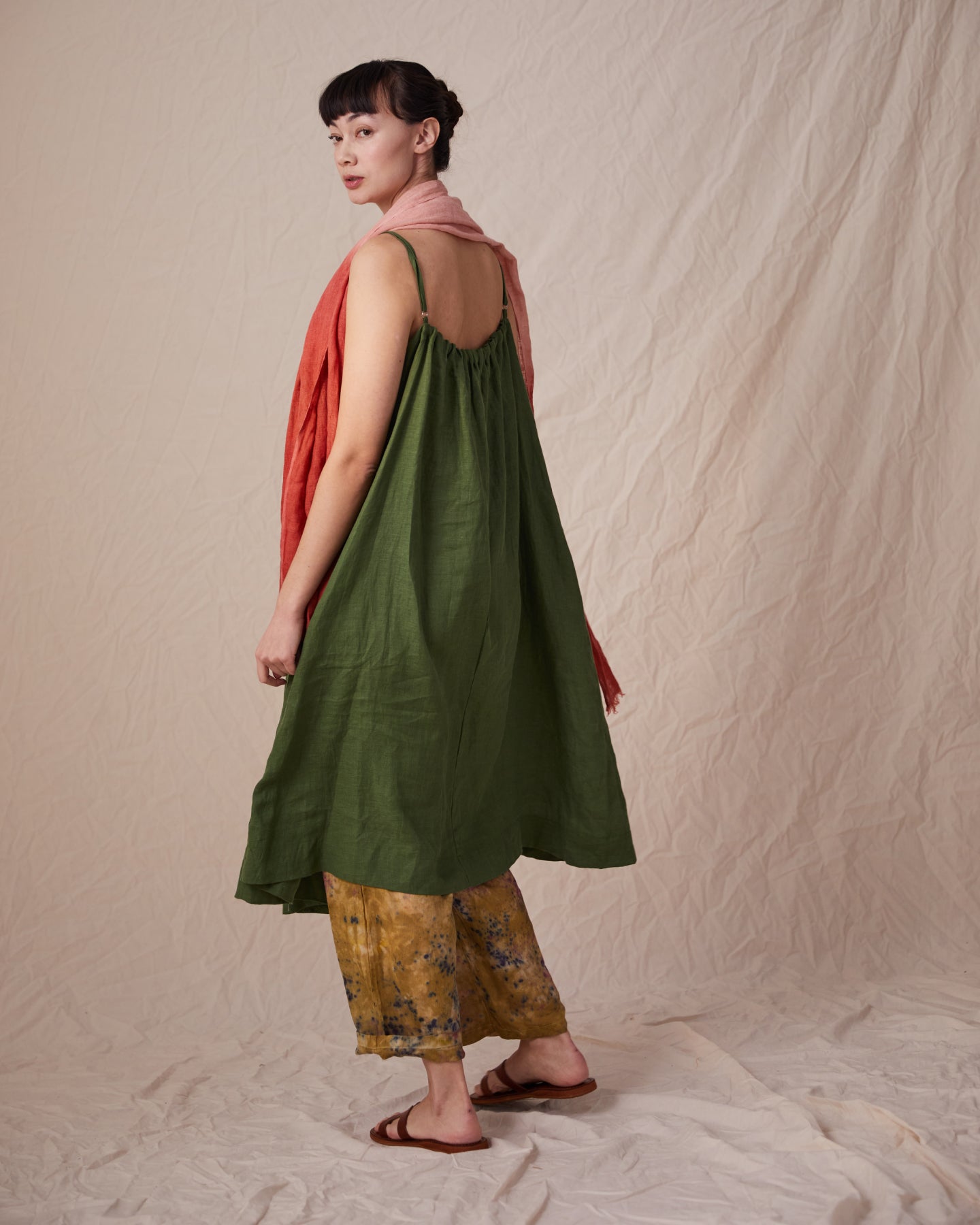 Solklänning med vidd i härligt linne – skogsgrön