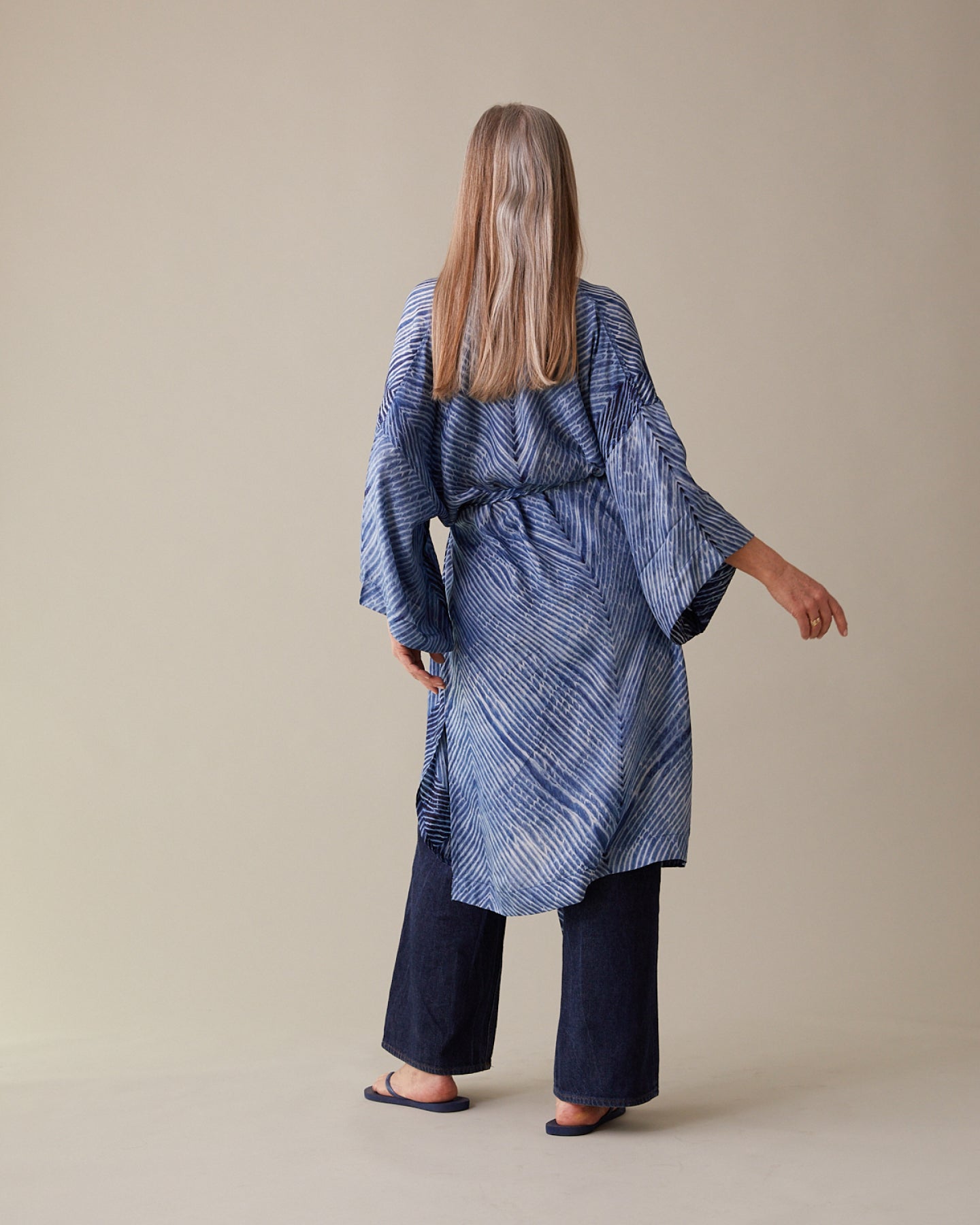 Kimono i siden, Arashi, indigofärgad i Shibori