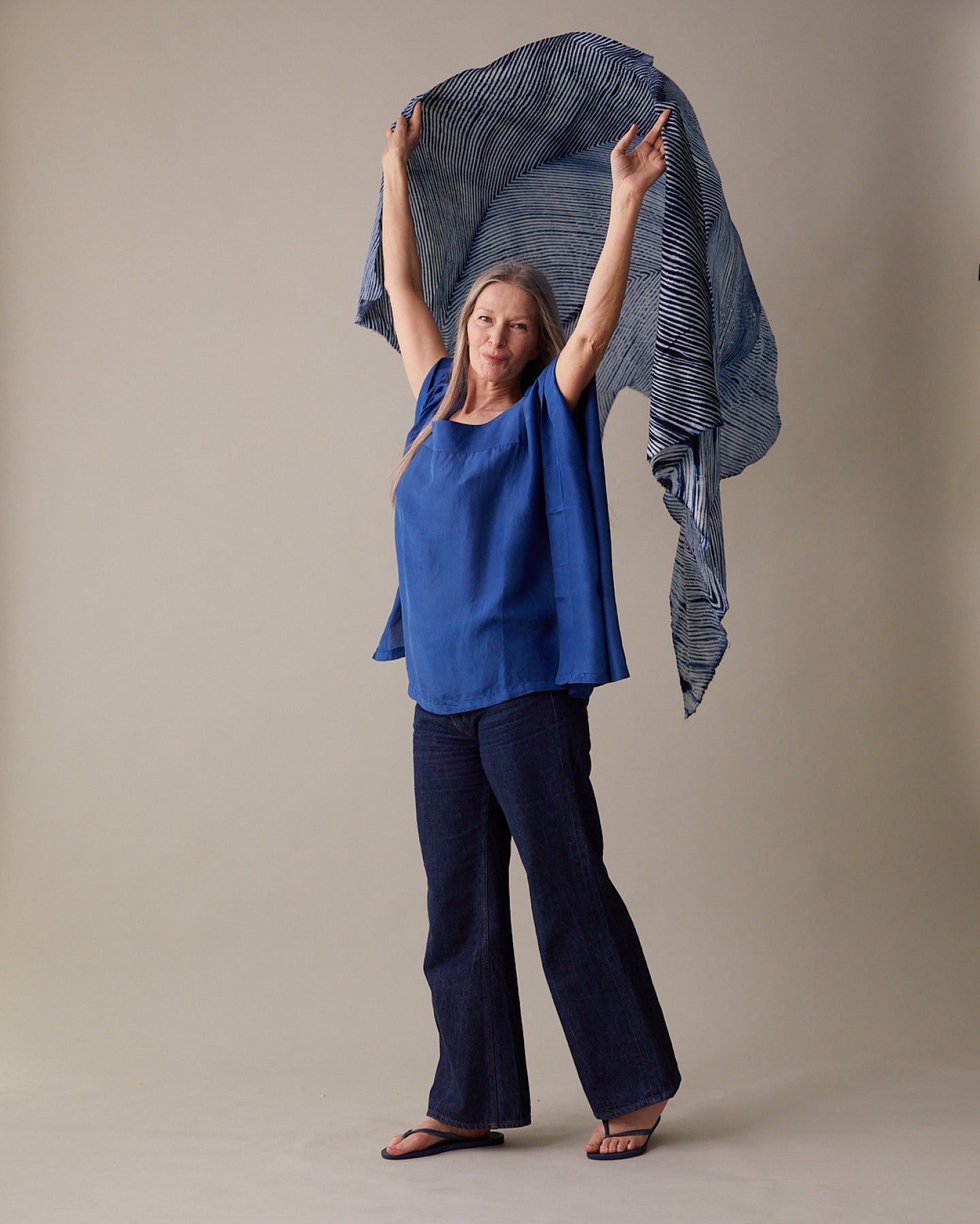 Sidenblus i naturlig indigo med vida ärmar