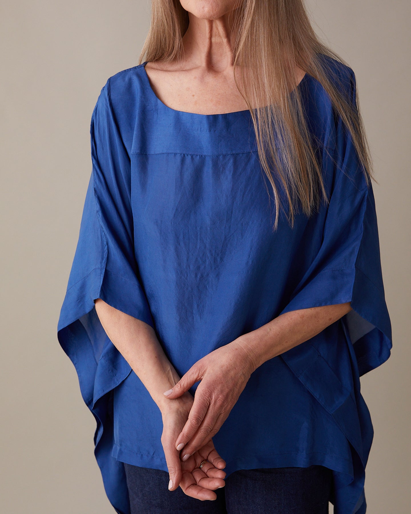 Sidenblus i naturlig indigo med vida ärmar