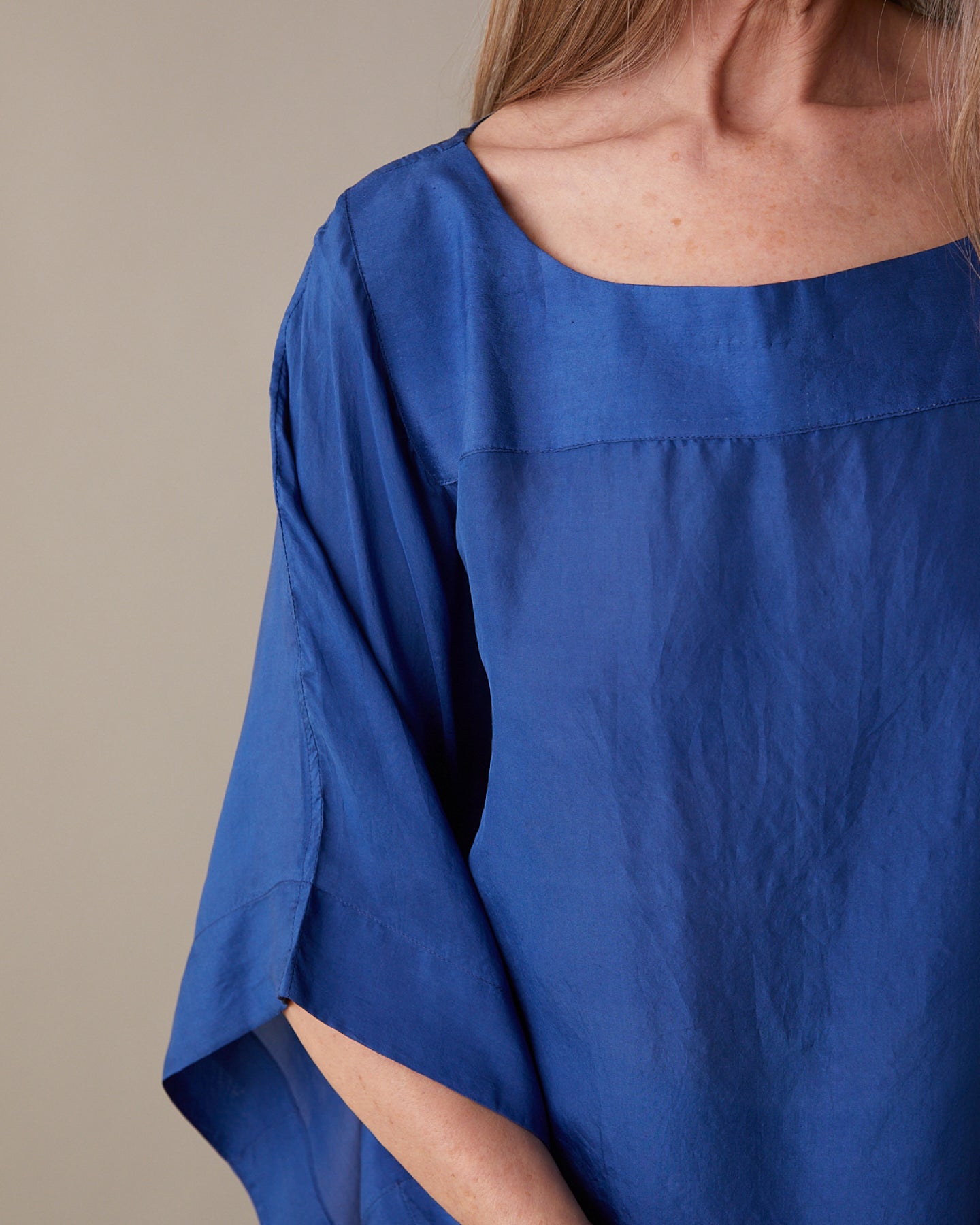 Sidenblus i naturlig indigo med vida ärmar