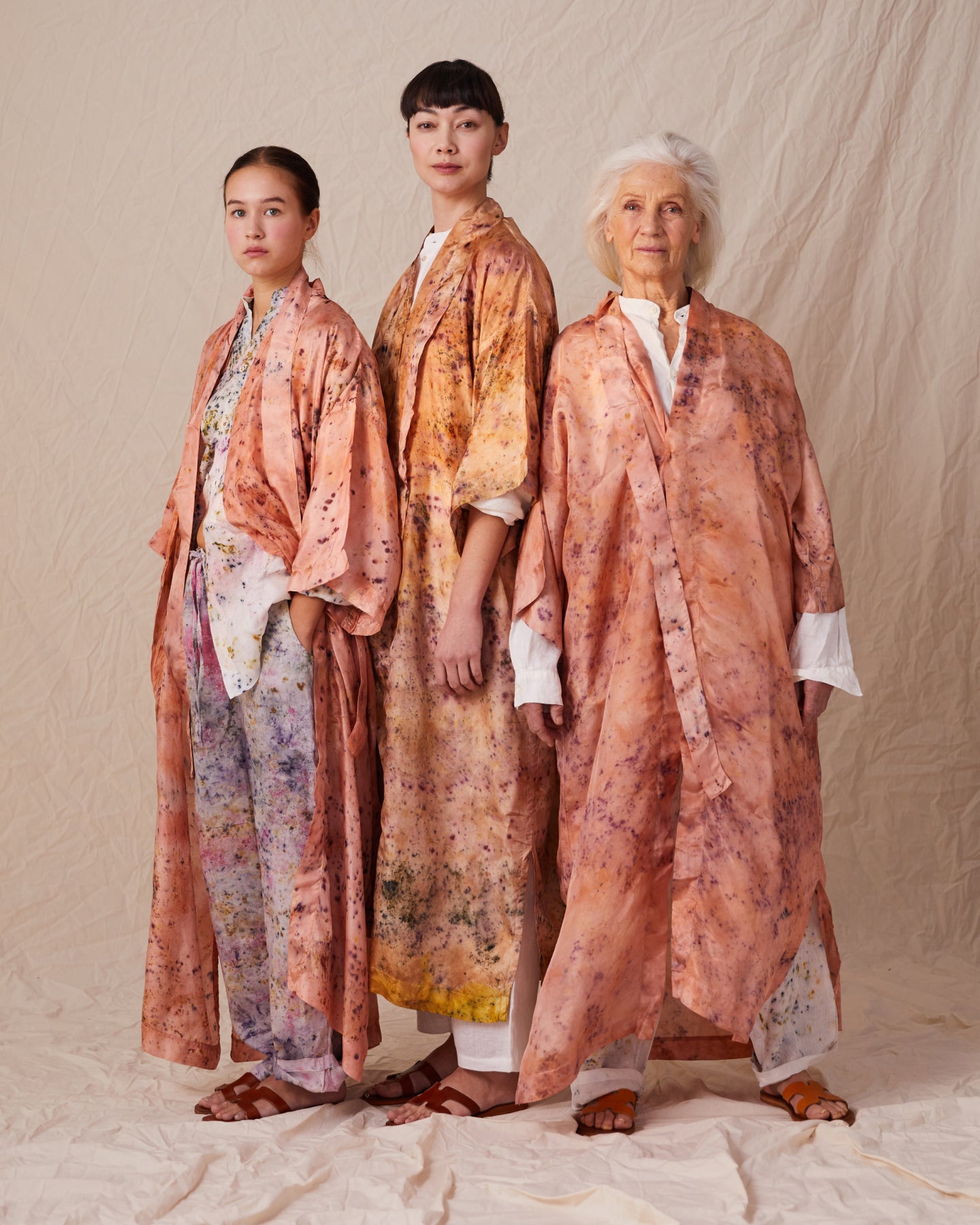 Kimono i siden naturligt färgad med blommor, växter, mineraler