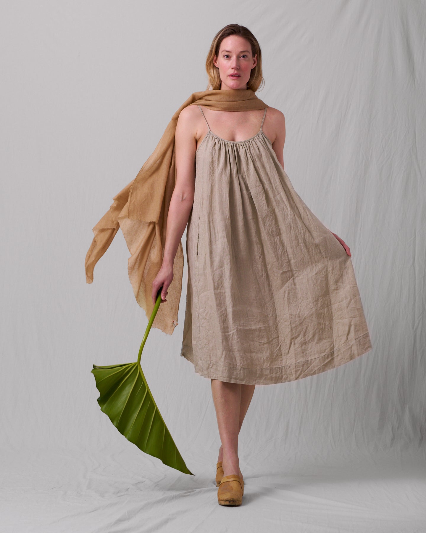 Solklänning med vidd i härligt linne – khaki