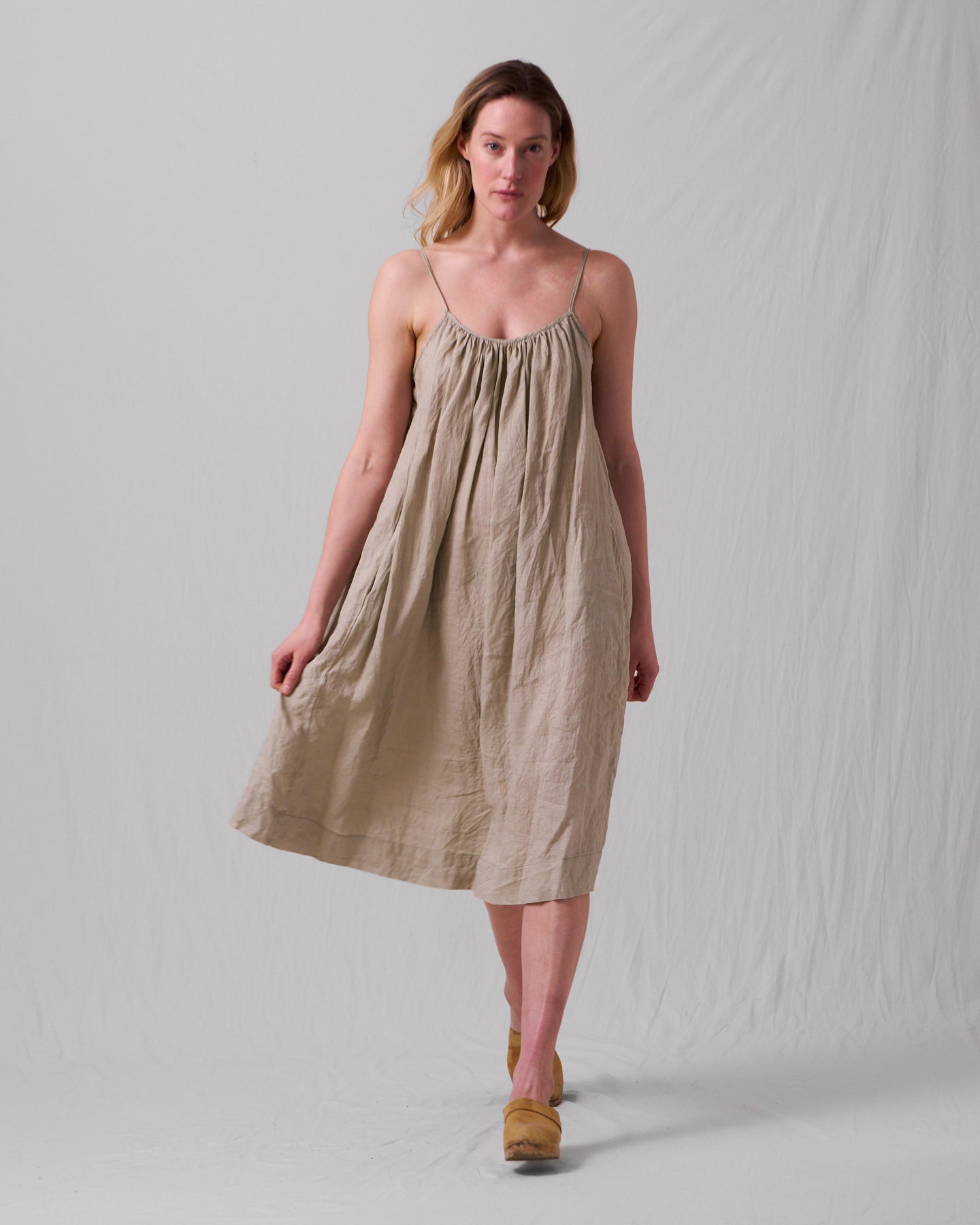 Solklänning med vidd i härligt linne – khaki