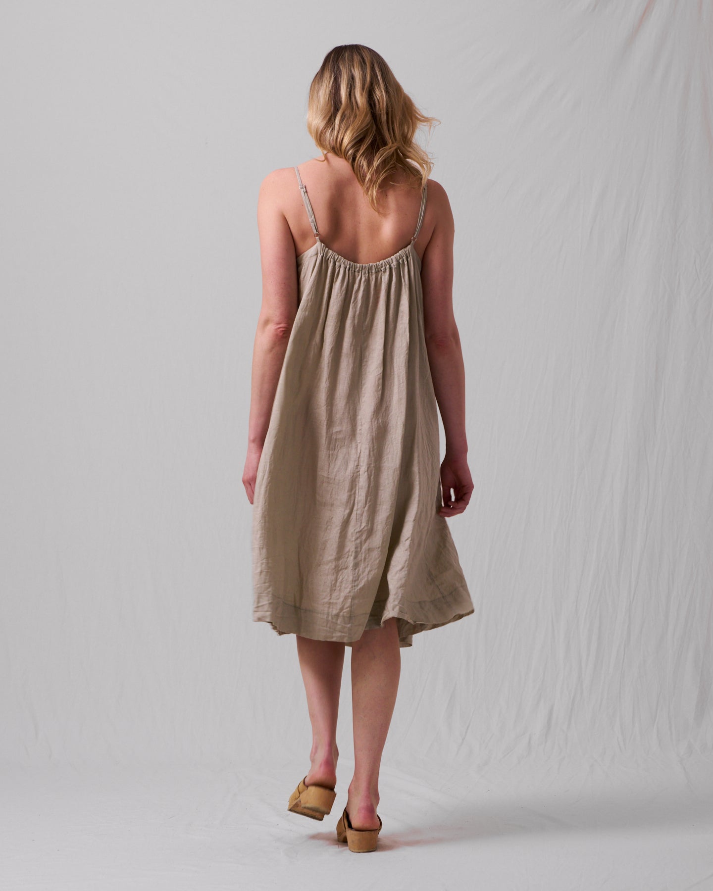 Solklänning med vidd i härligt linne – khaki