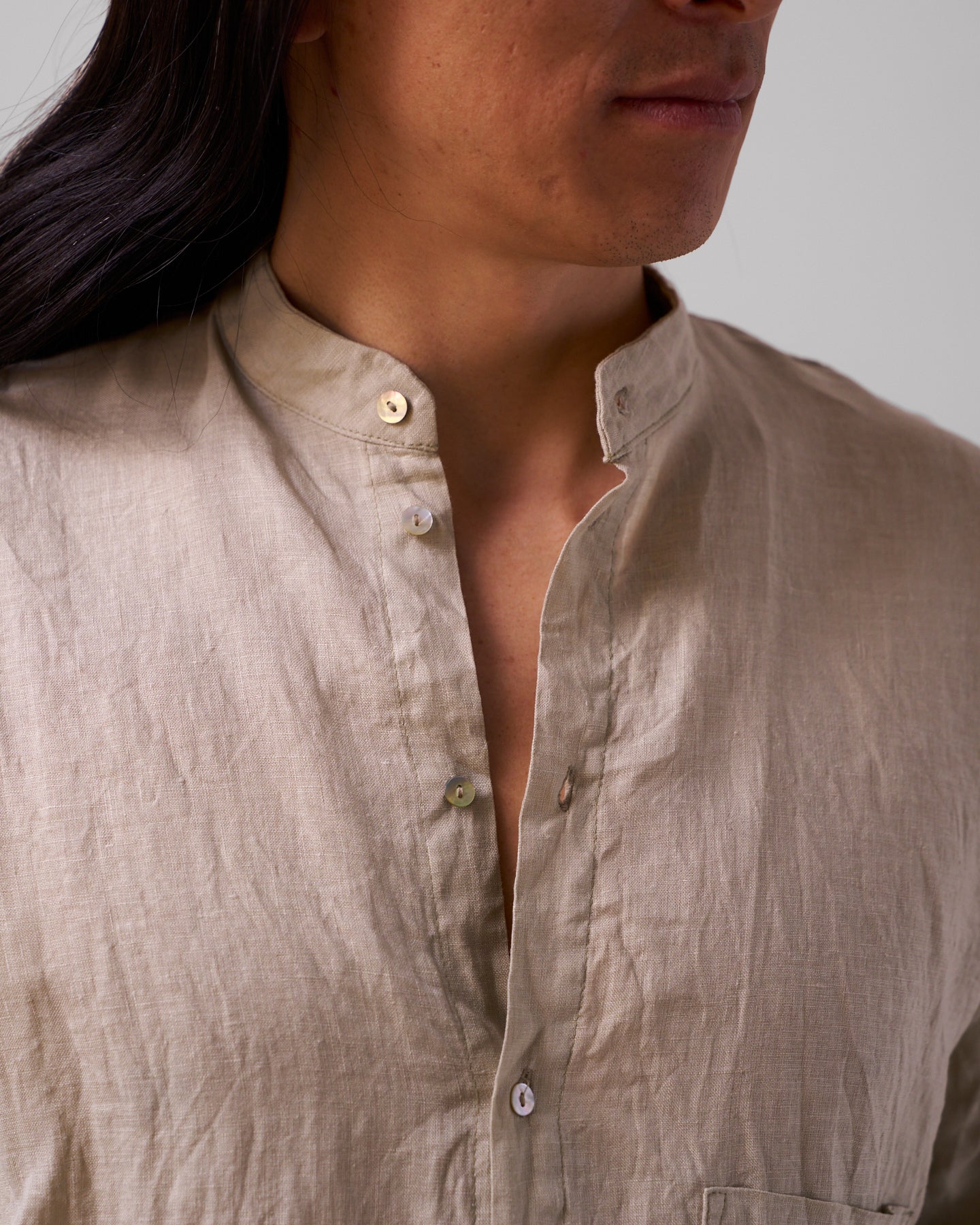 Rymlig murarskjorta i härligt linne (unisex) – khaki