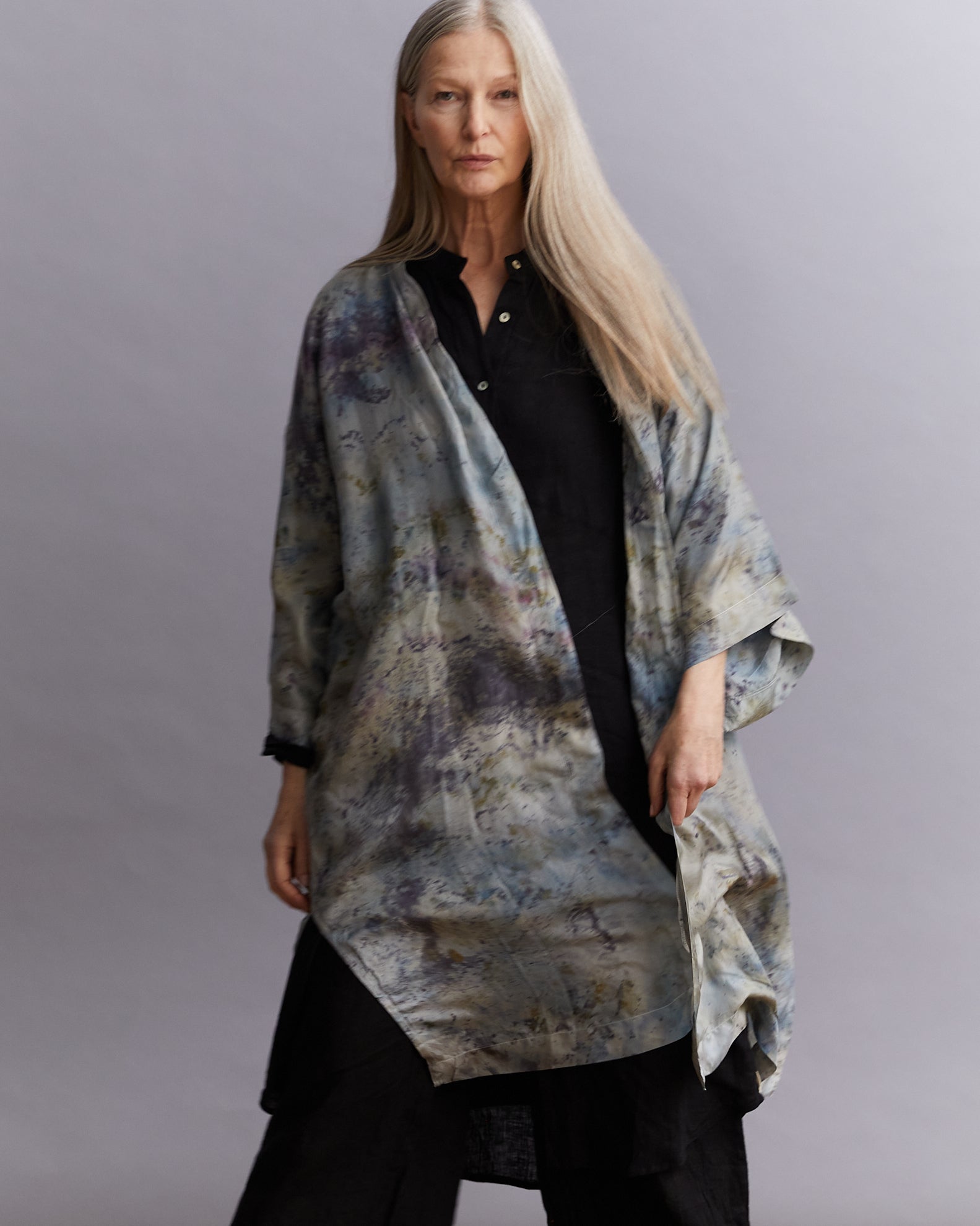Kaftan i siden, naturligt färgad, växtfärgad/pärla