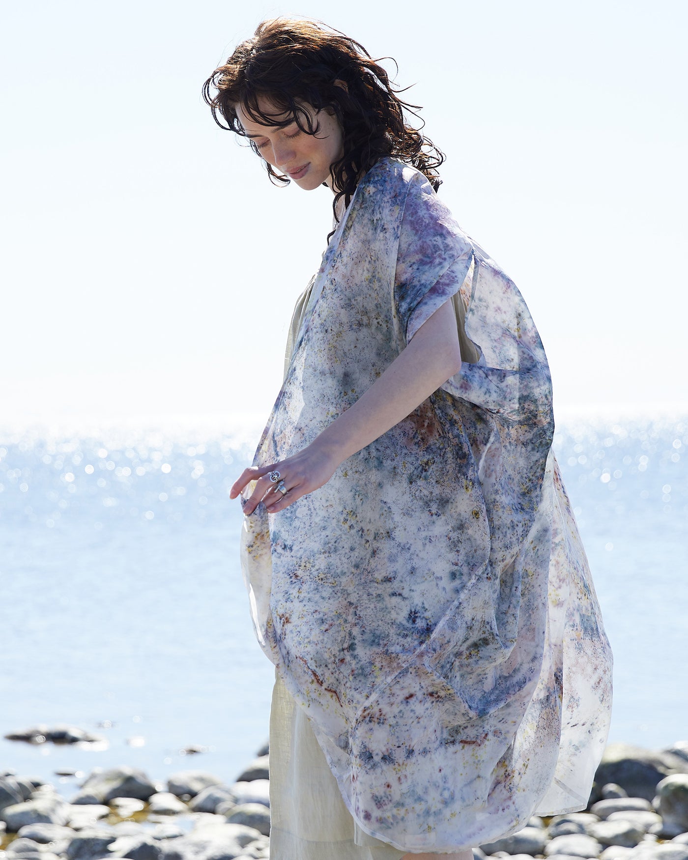 Kaftan in silk, naturally colored, grey/indigo