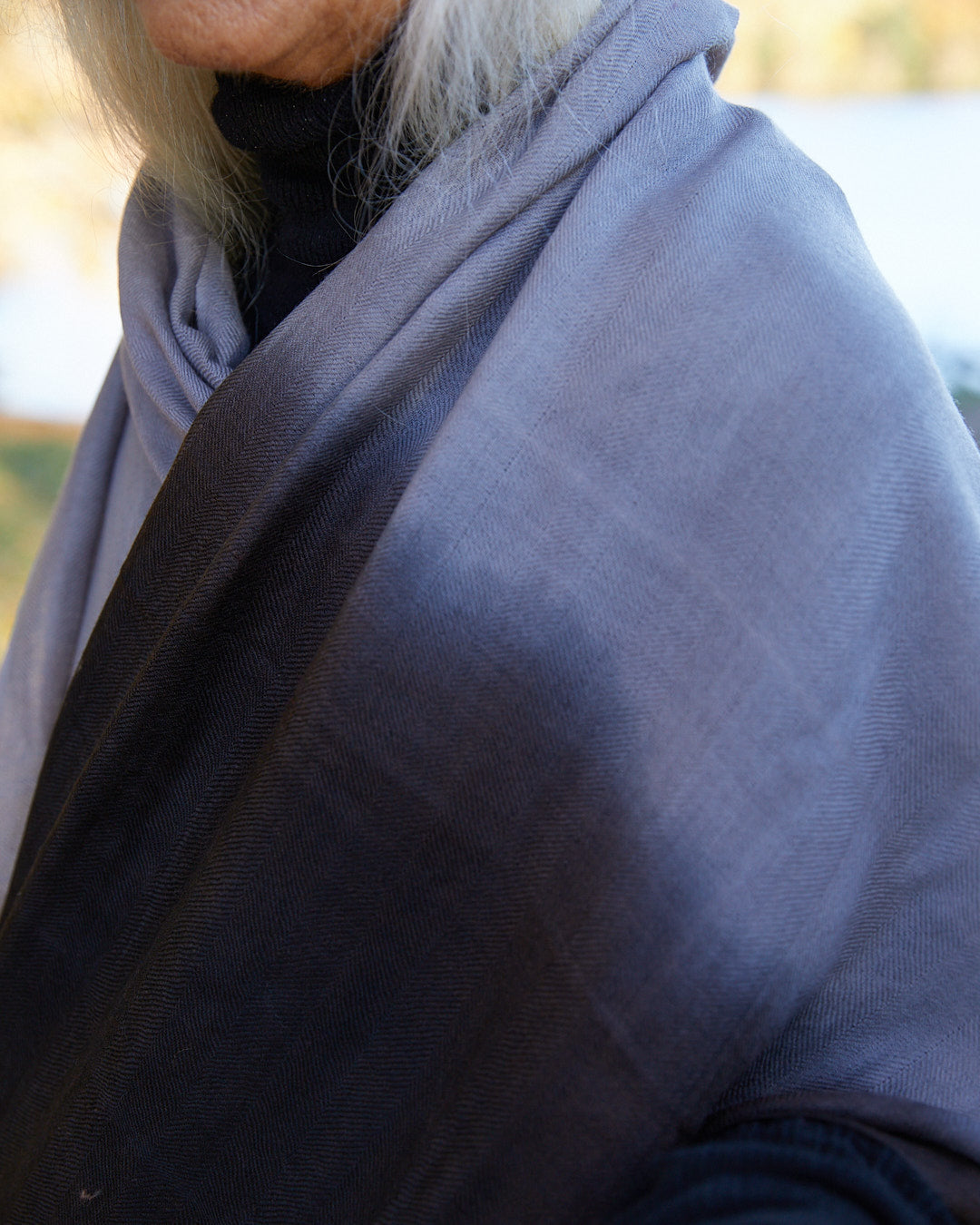 Tonad sjal i siden & merinoull från Himachal Pradesh – Svartvit