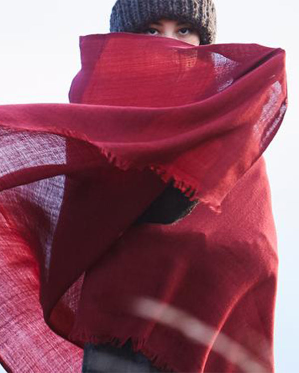 ”Pema” stor sjal i merinoull från Västbengalen – engelsk röd