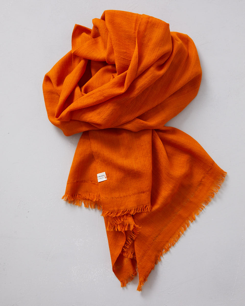 ”Pema” stor sjal i merinoull från Västbengalen – Pema orange