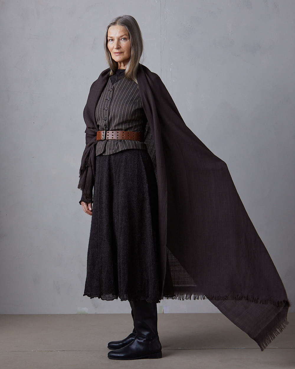 ”Pema” stor sjal i merinoull från Västbengalen – Brunsvart