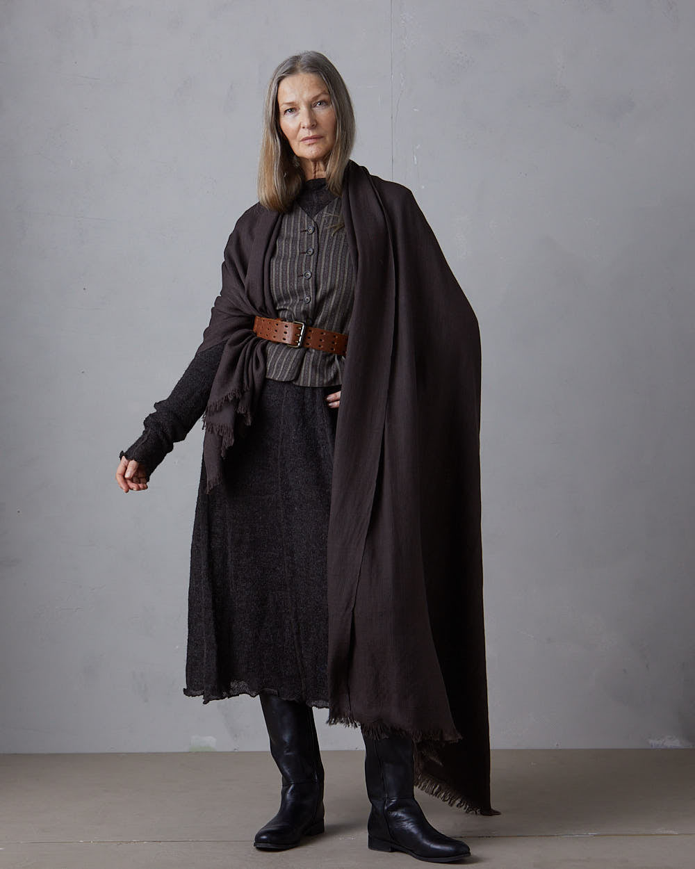 ”Pema” stor sjal i merinoull från Västbengalen – Brunsvart