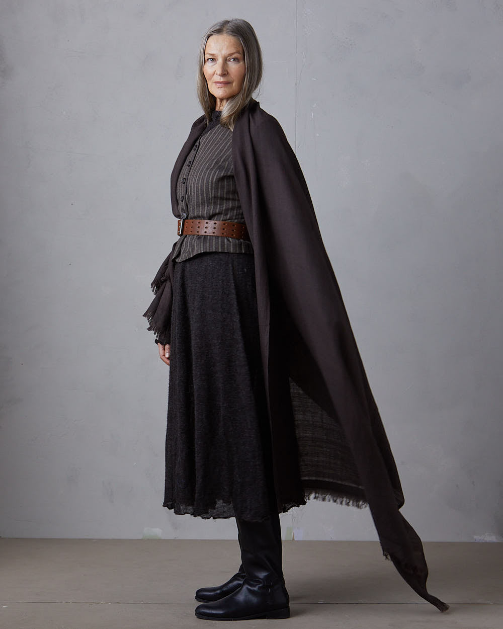 ”Pema” stor sjal i merinoull från Västbengalen – Brunsvart