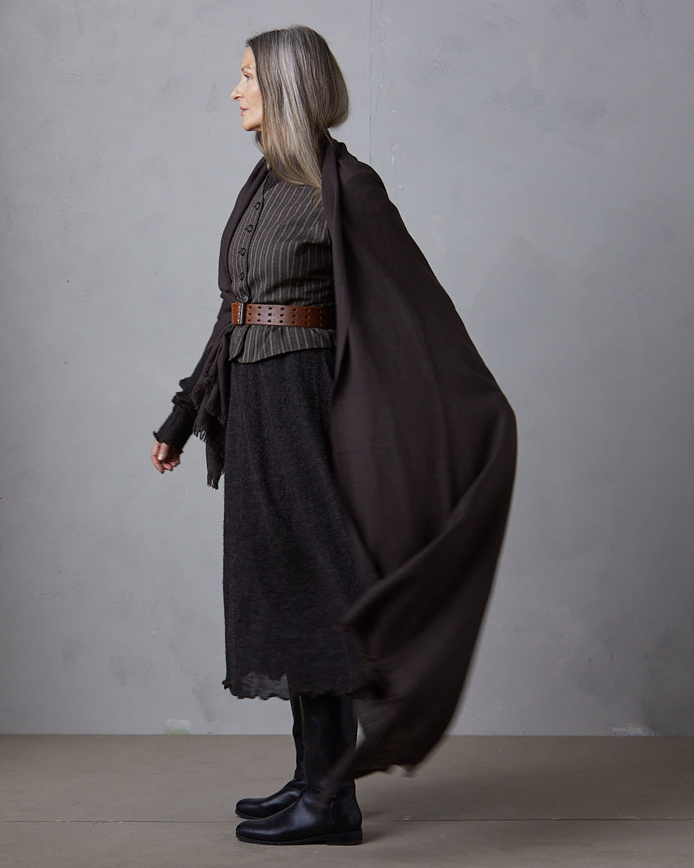 ”Pema” stor sjal i merinoull från Västbengalen – Brunsvart