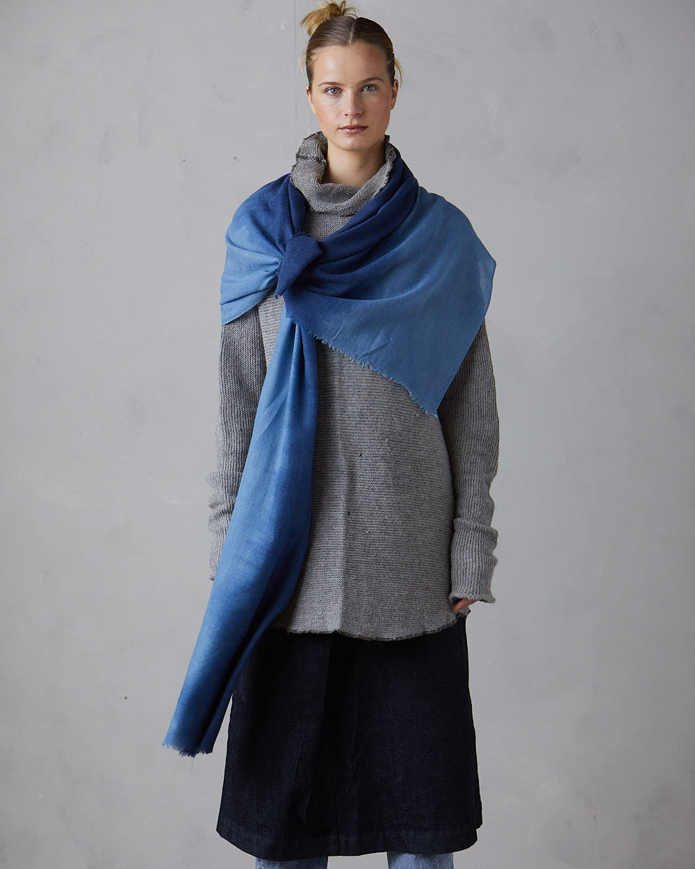 Sjal i mjuk merinoull, tonad från ljust till mörkare! – indigo