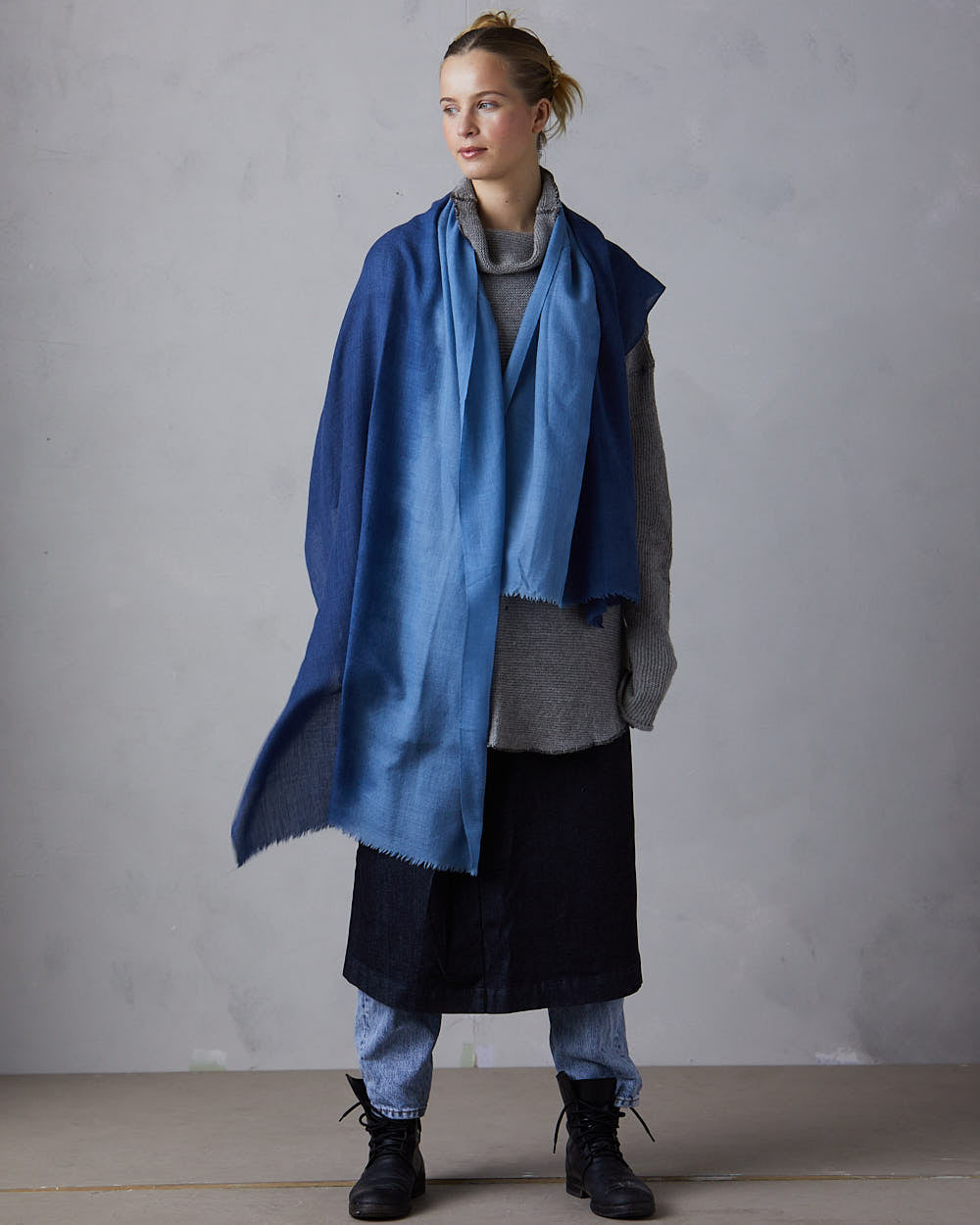 Sjal i mjuk merinoull, tonad från ljust till mörkare! – indigo