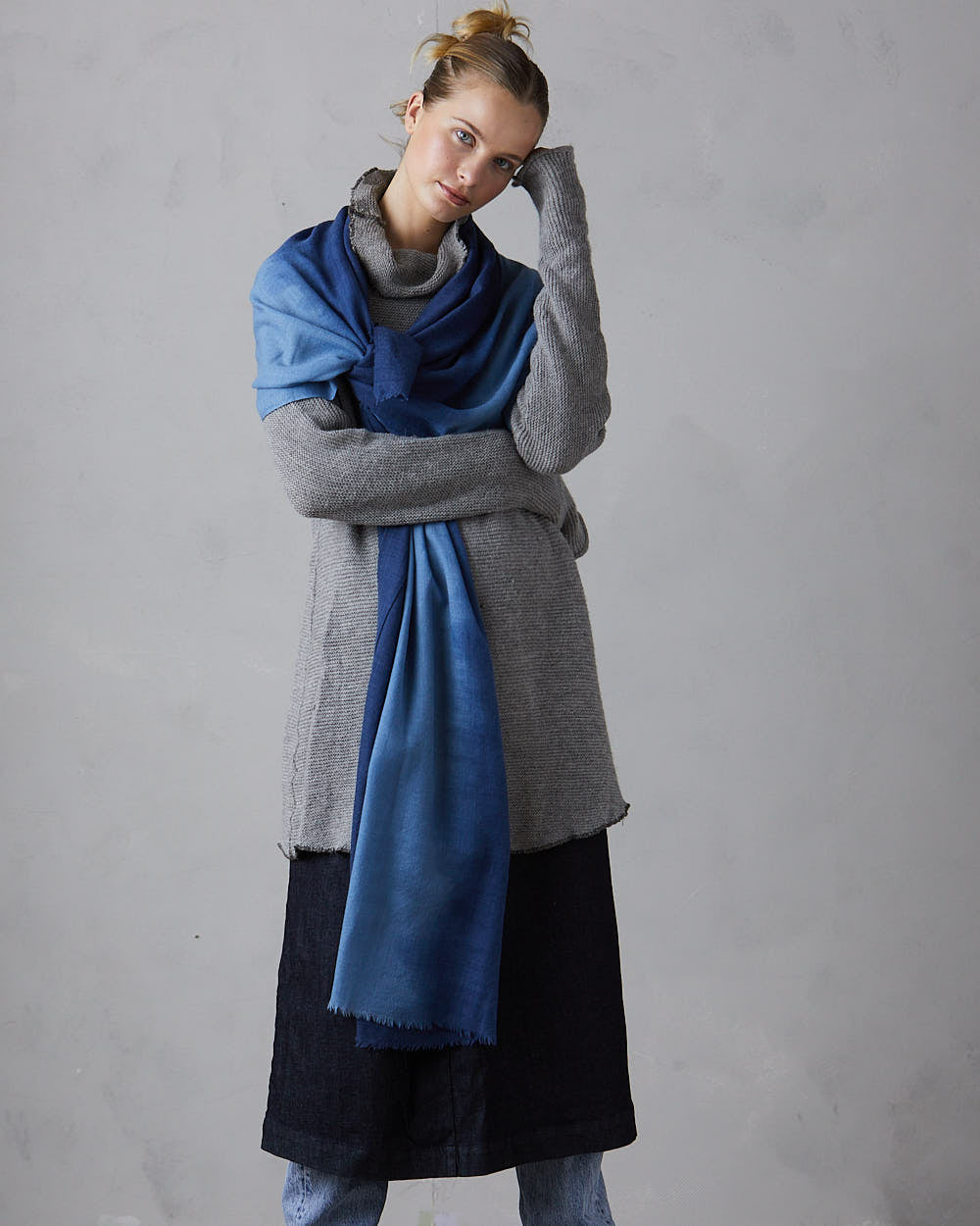 Sjal i mjuk merinoull, tonad från ljust till mörkare! – indigo