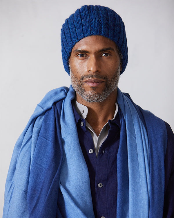 Sjal i mjuk merinoull, tonad från ljust till mörkare! – indigo