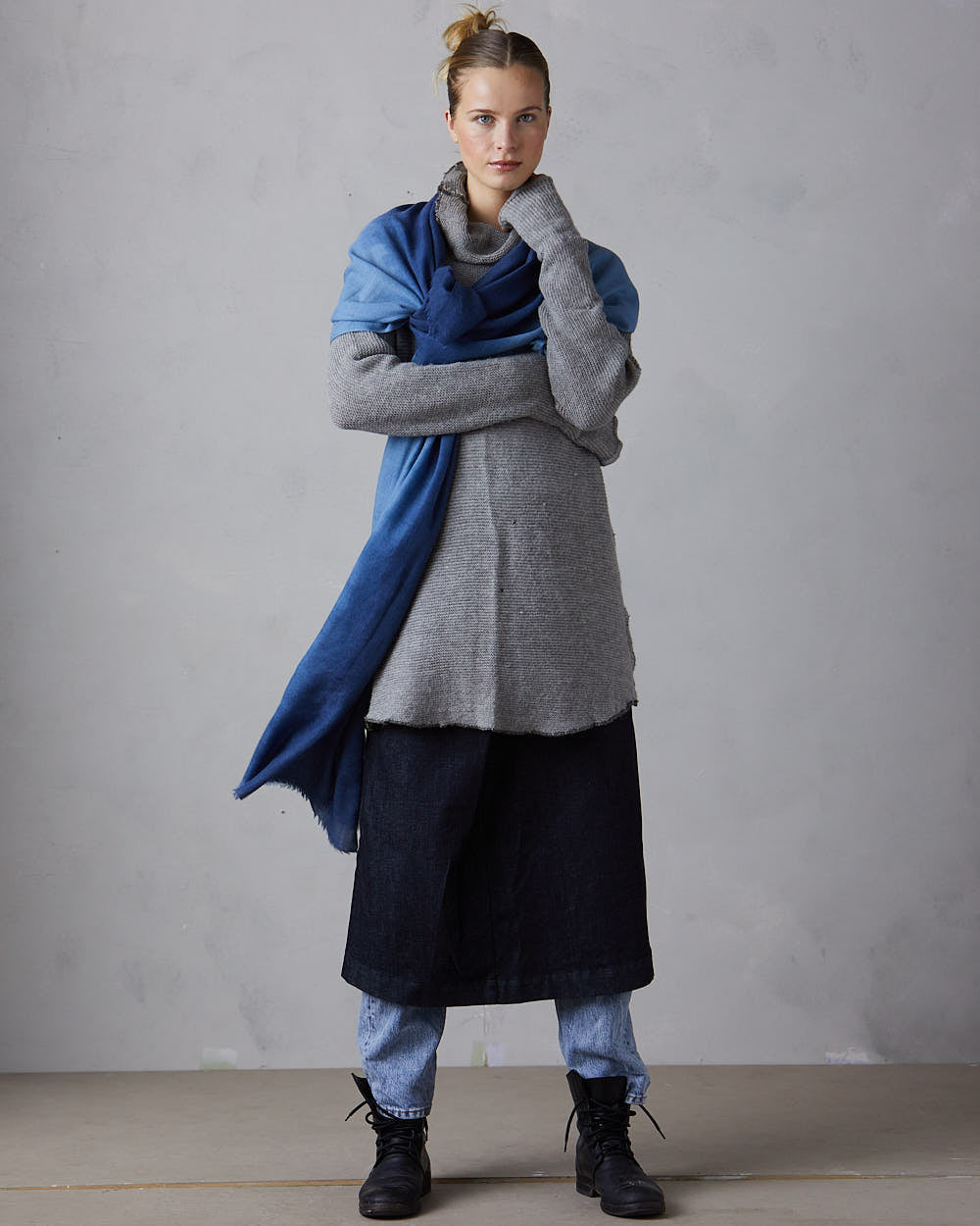 Sjal i mjuk merinoull, tonad från ljust till mörkare! – indigo