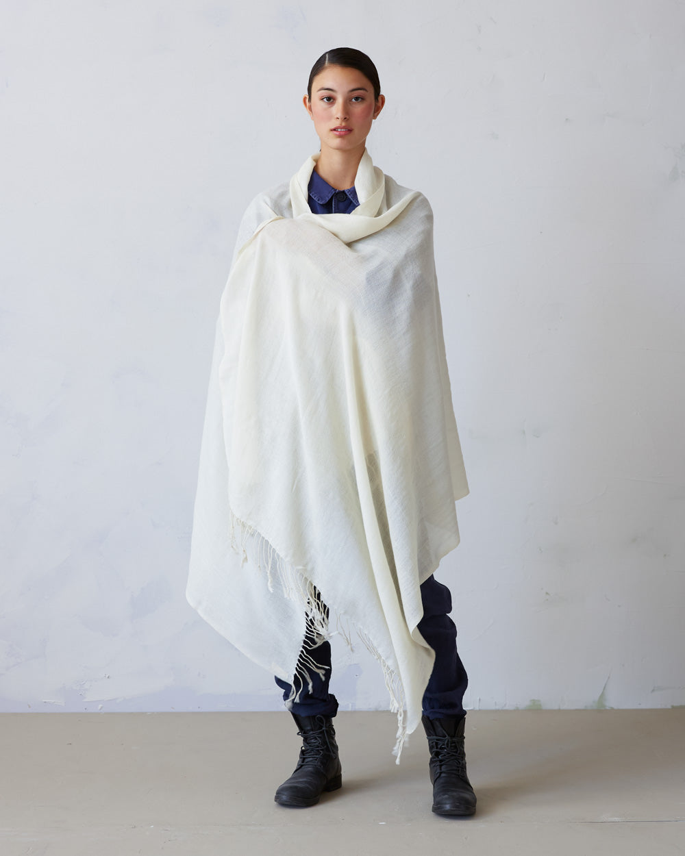 ”Pema” stor sjal i merinoull från Västbengalen – snövit