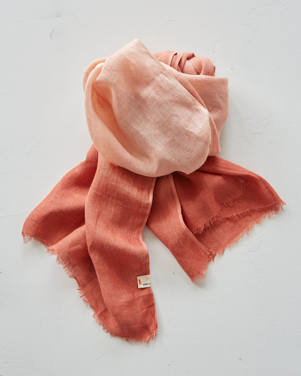 Sjal i handvävt linne med tonad infärgning – rosa