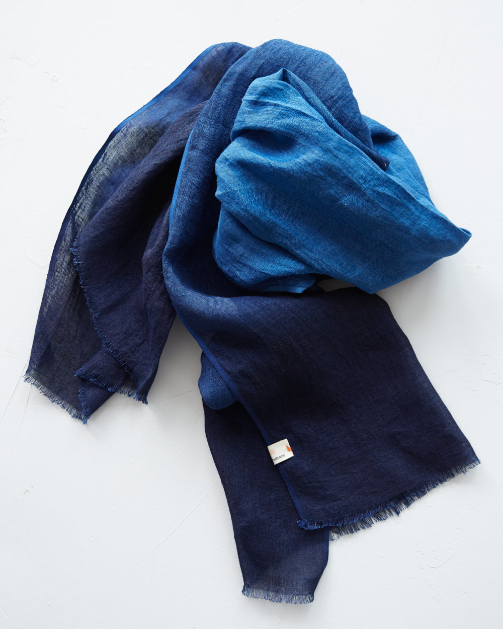 Sjal i handvävt linne med tonad infärgning – indigoblå