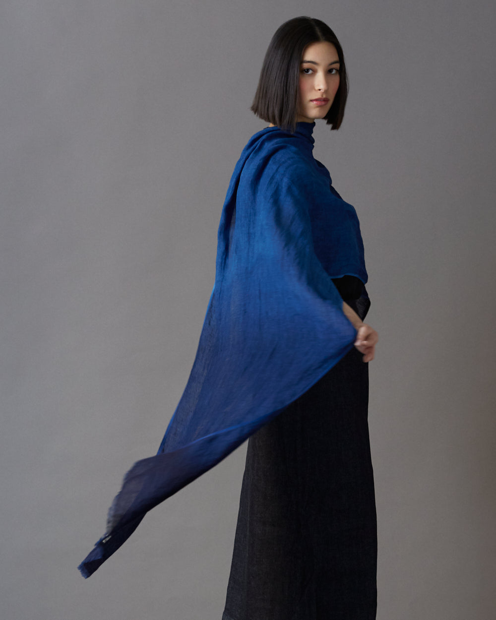 Sjal i handvävt linne med tonad infärgning – indigoblå