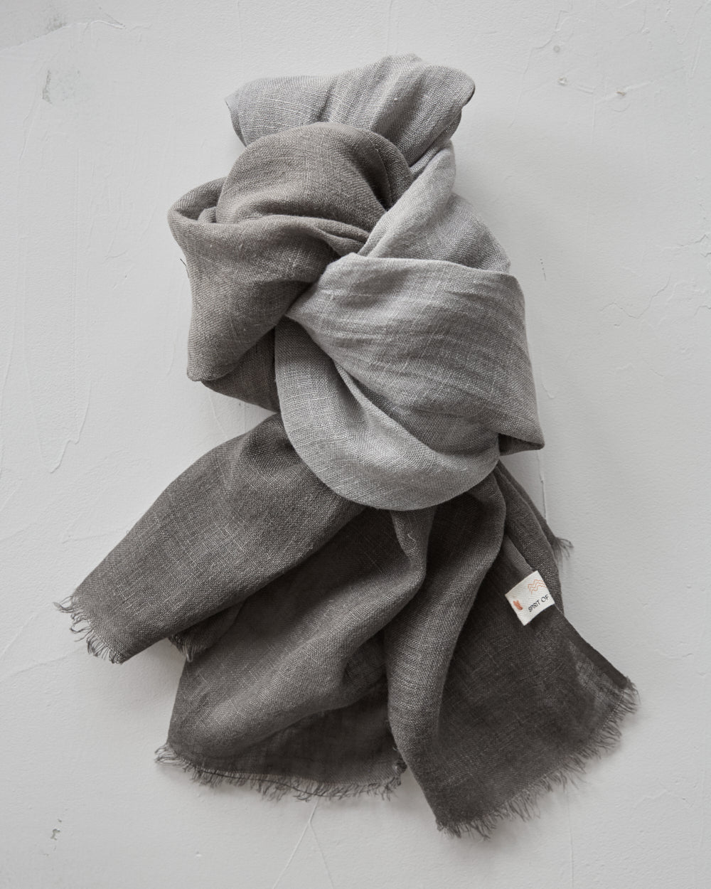 Sjal i handvävt linne med tonad infärgning – grå dimma