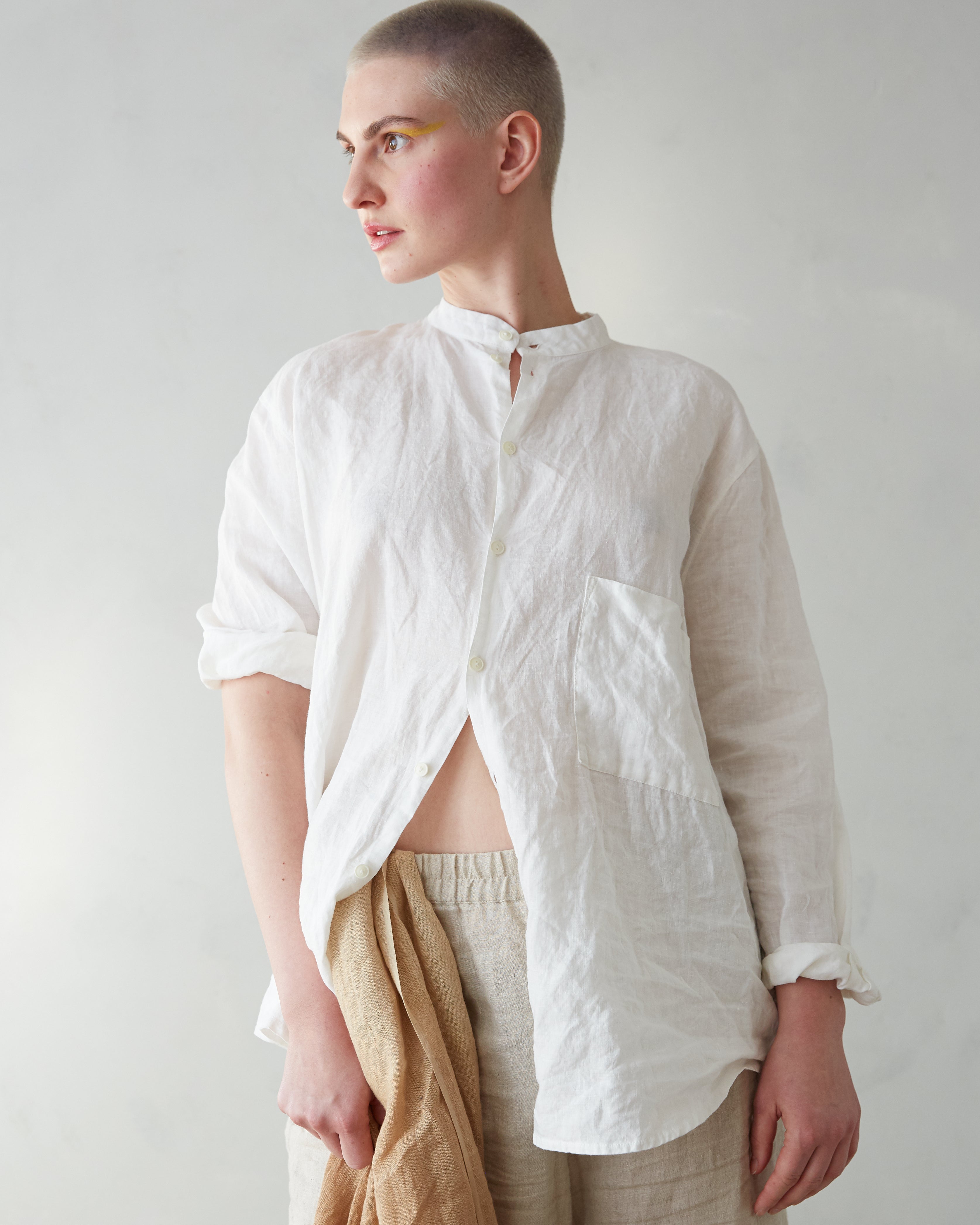 Rymlig murarskjorta i härligt linne (unisex) – vit